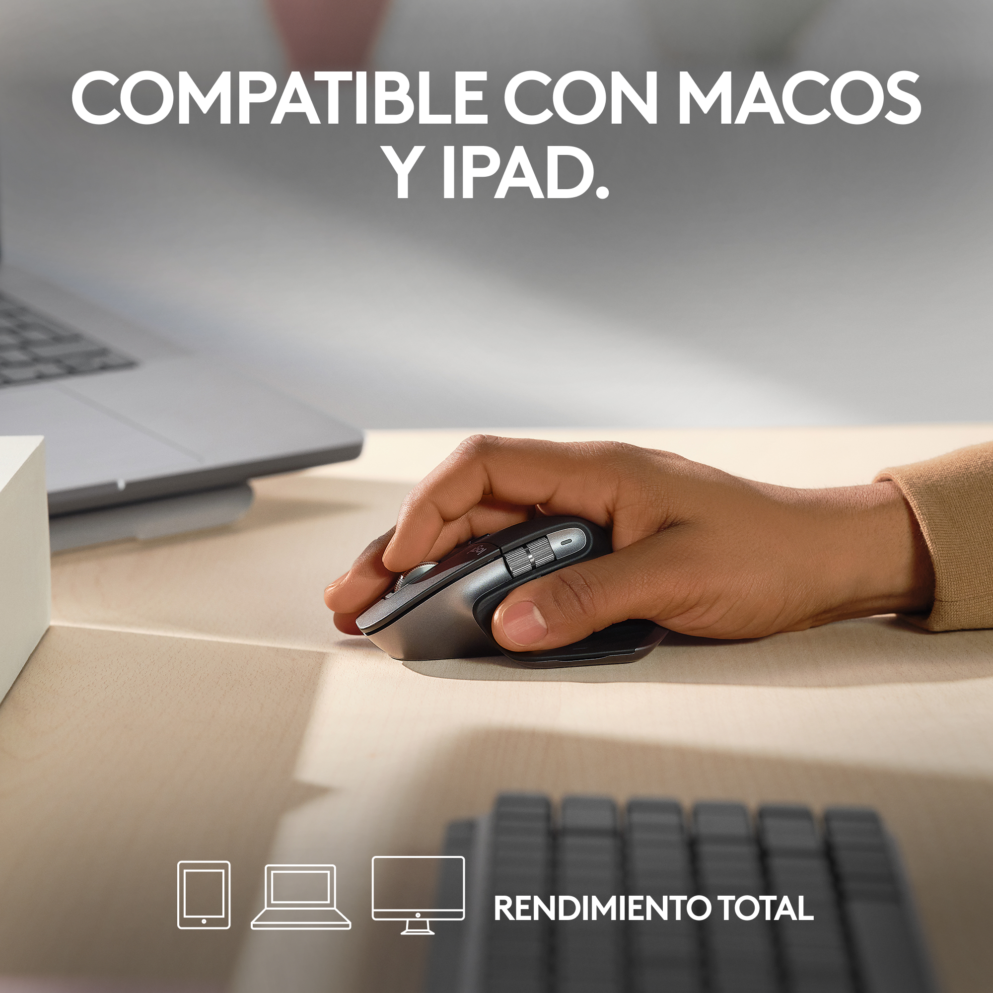 Persona usando un ratón oscuro en un escritorio con el logo a la izquierda.