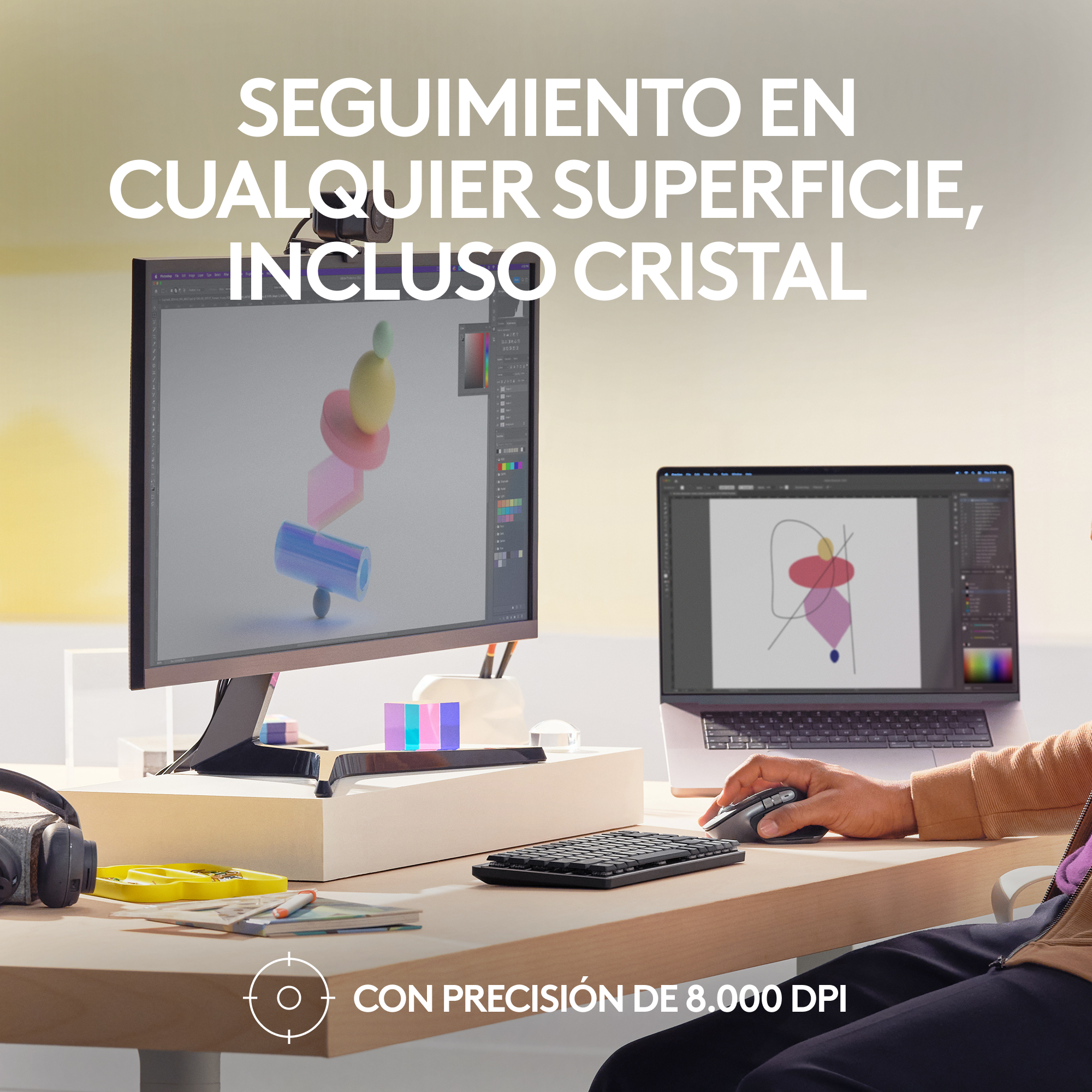 Configuración de computadora con monitor, laptop y ratón.