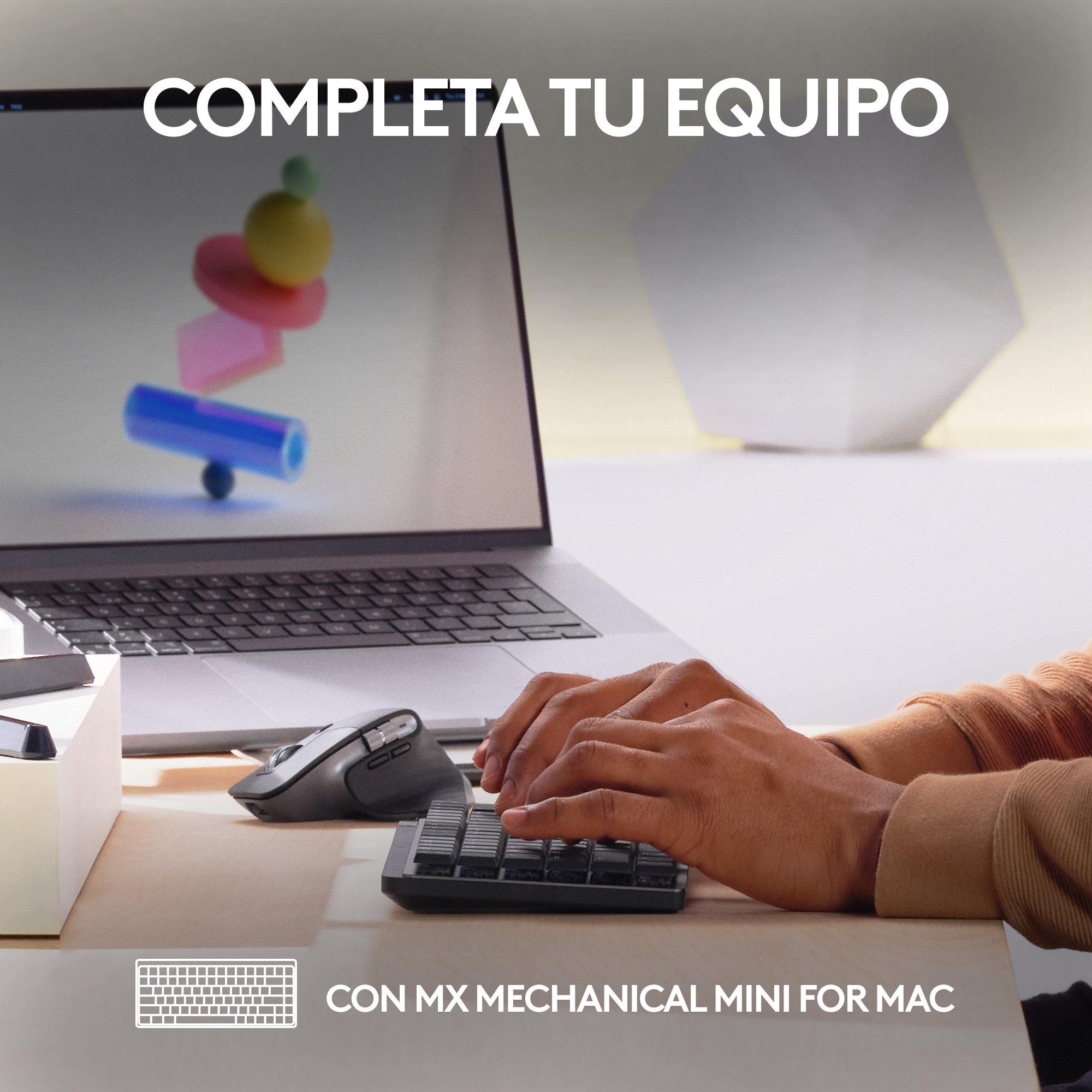 Manos escribiendo en un teclado negro con un ratón junto a un portátil.