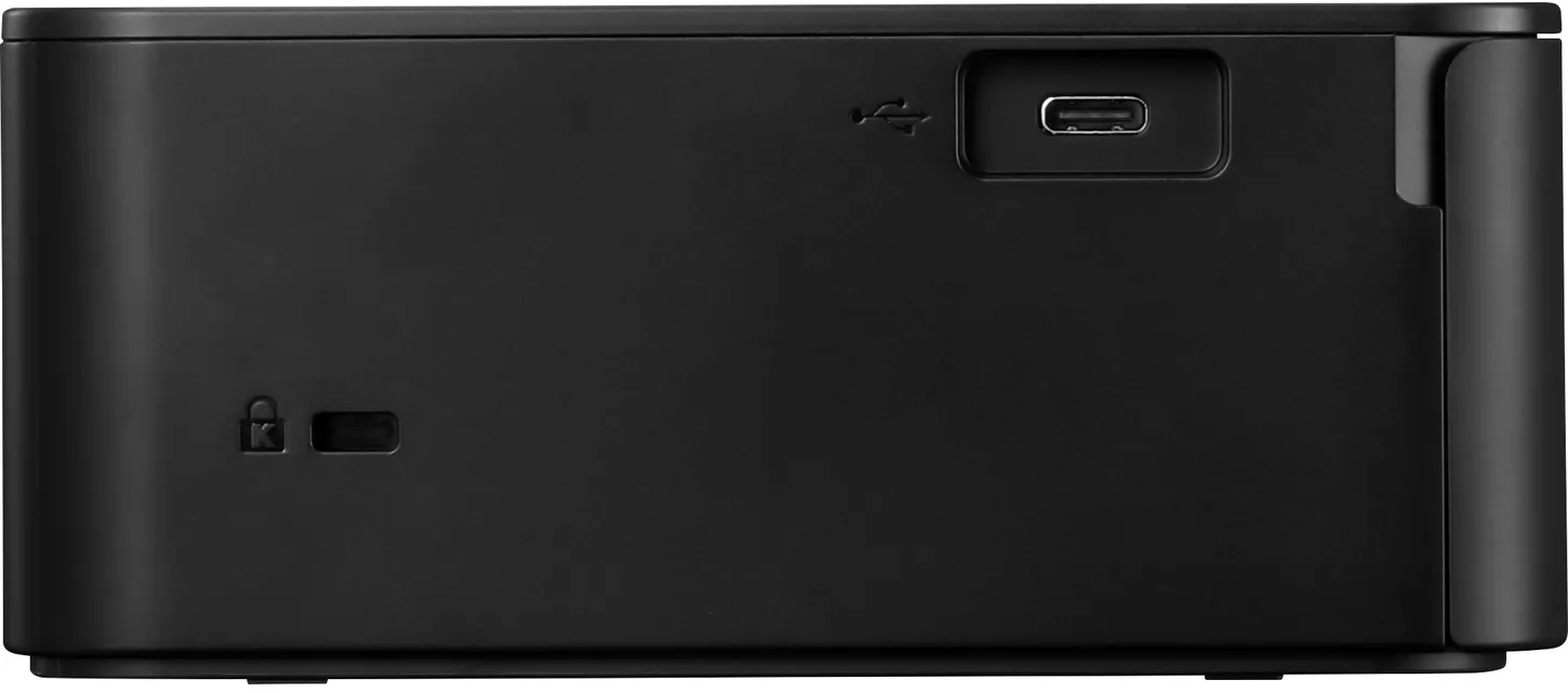 Un dispositivo nero con una porta USB-C e un simbolo di lucchetto. Il dispositivo è piatto e ha un design moderno.
