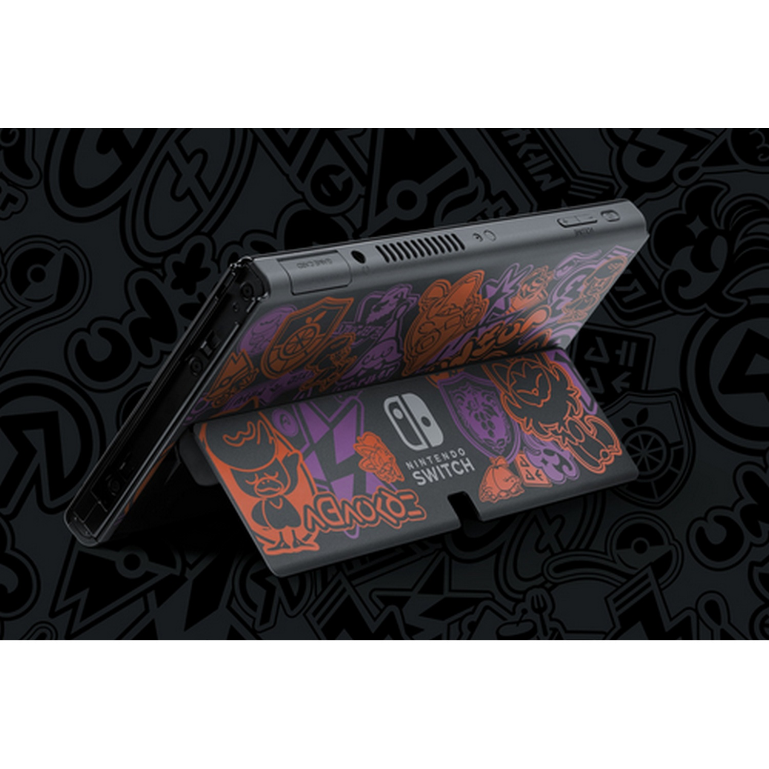 Consola Nintendo Switch con diseño personalizado, inclinada sobre un soporte. La pantalla muestra un diseño colorido.