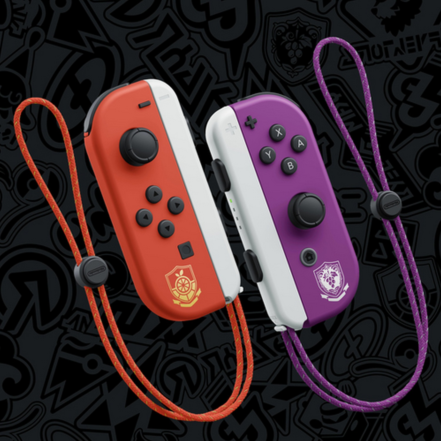 Dos mandos de juego coloridos, rojo y morado, con botones y correas negras.