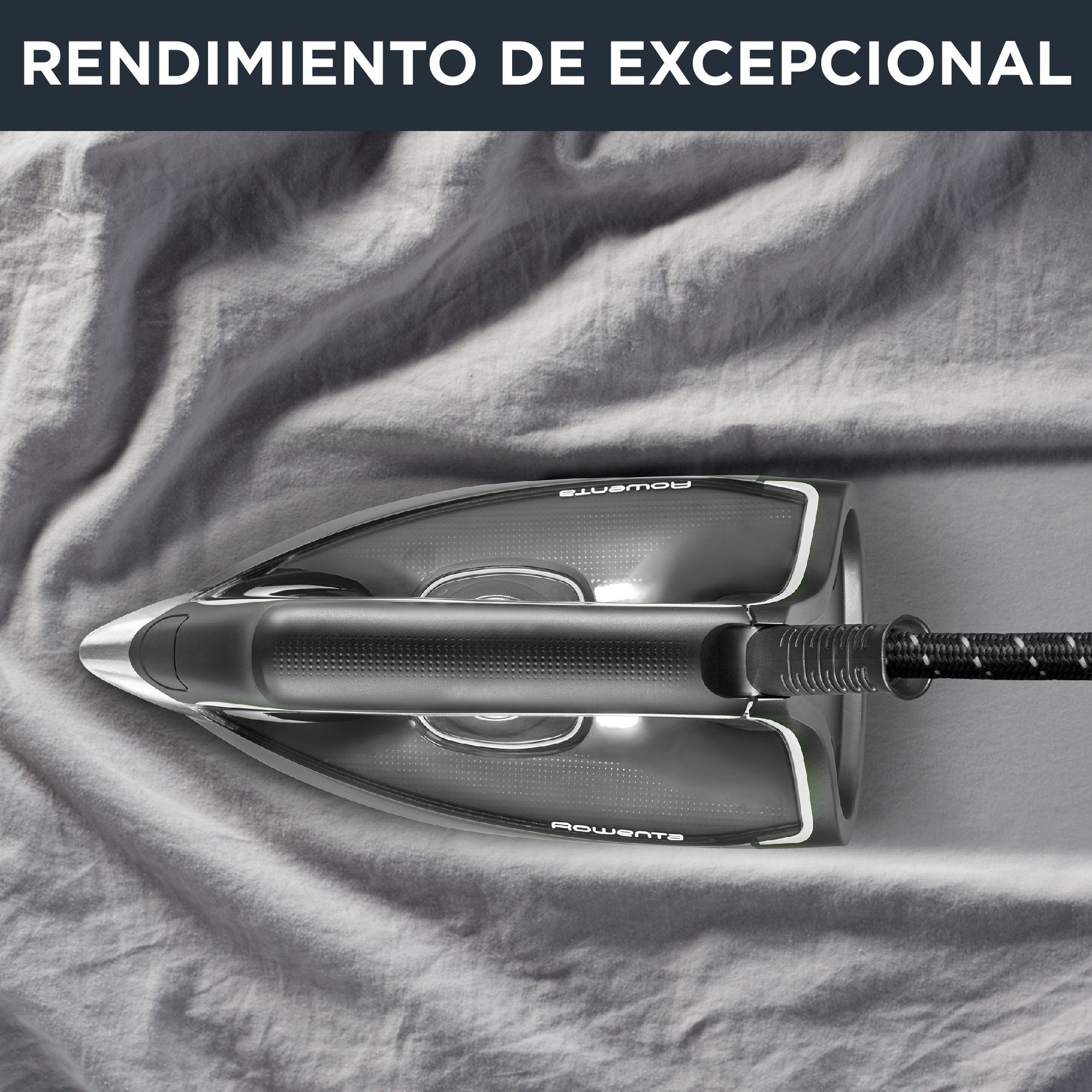 Una plancha sobre una tela gris, tomada desde arriba. La plancha es negra y gris.