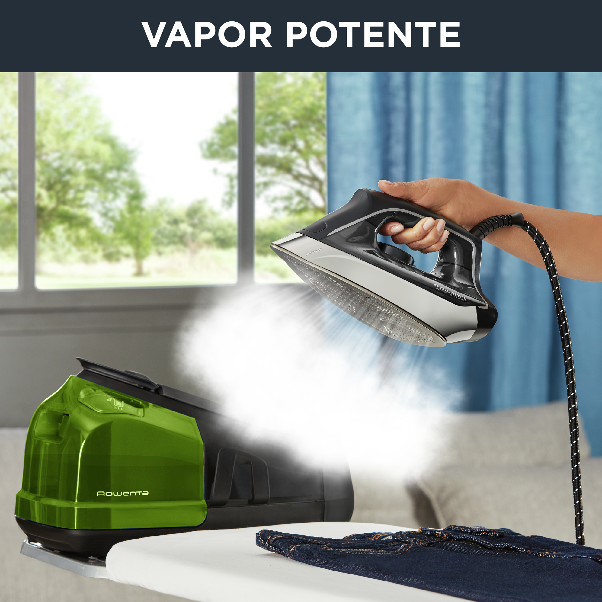 Mujer planchando vaqueros con plancha a vapor en tabla. Fondo brillante con ventana y cortina.