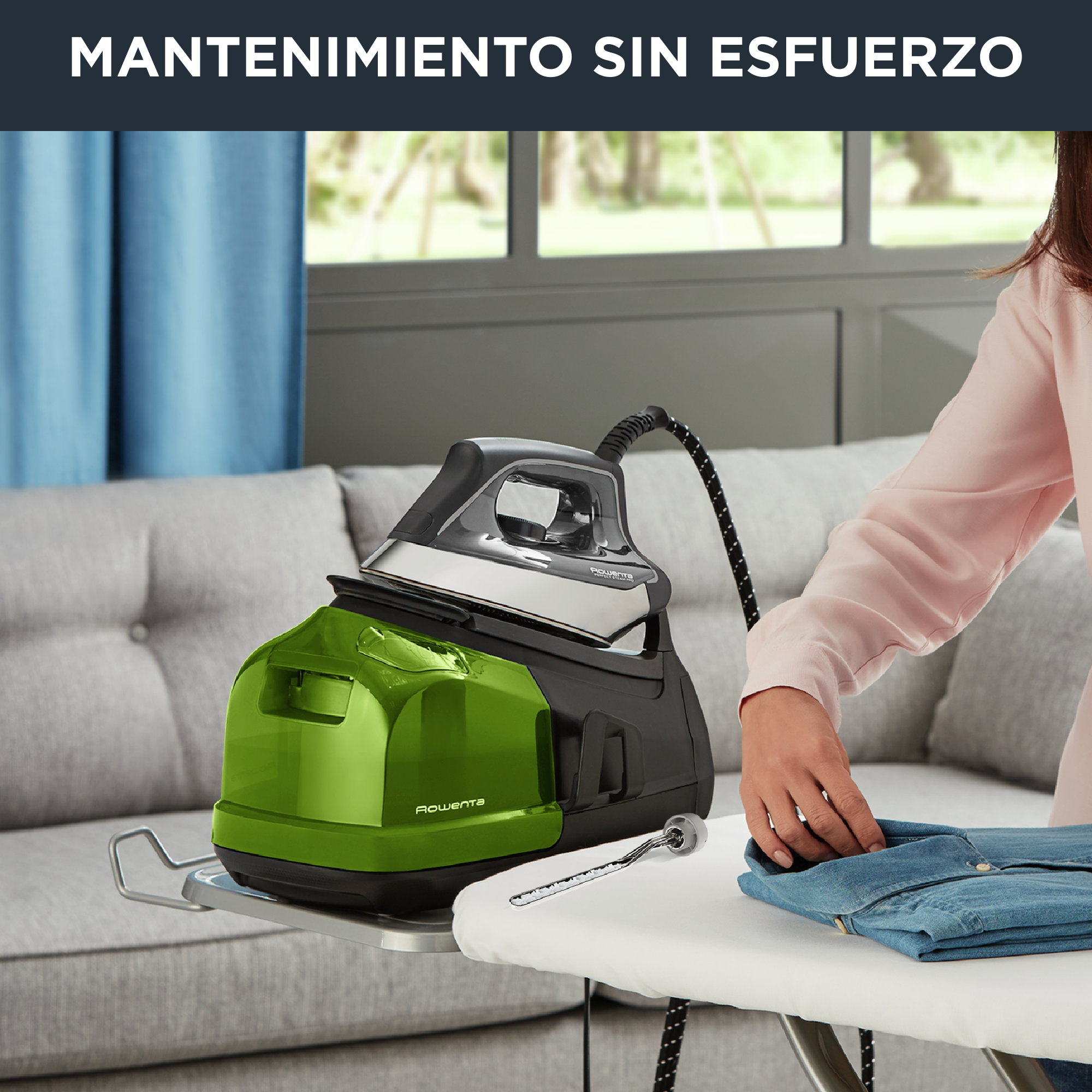 Estación de planchado, base verde, mujer planchando camisa azul.