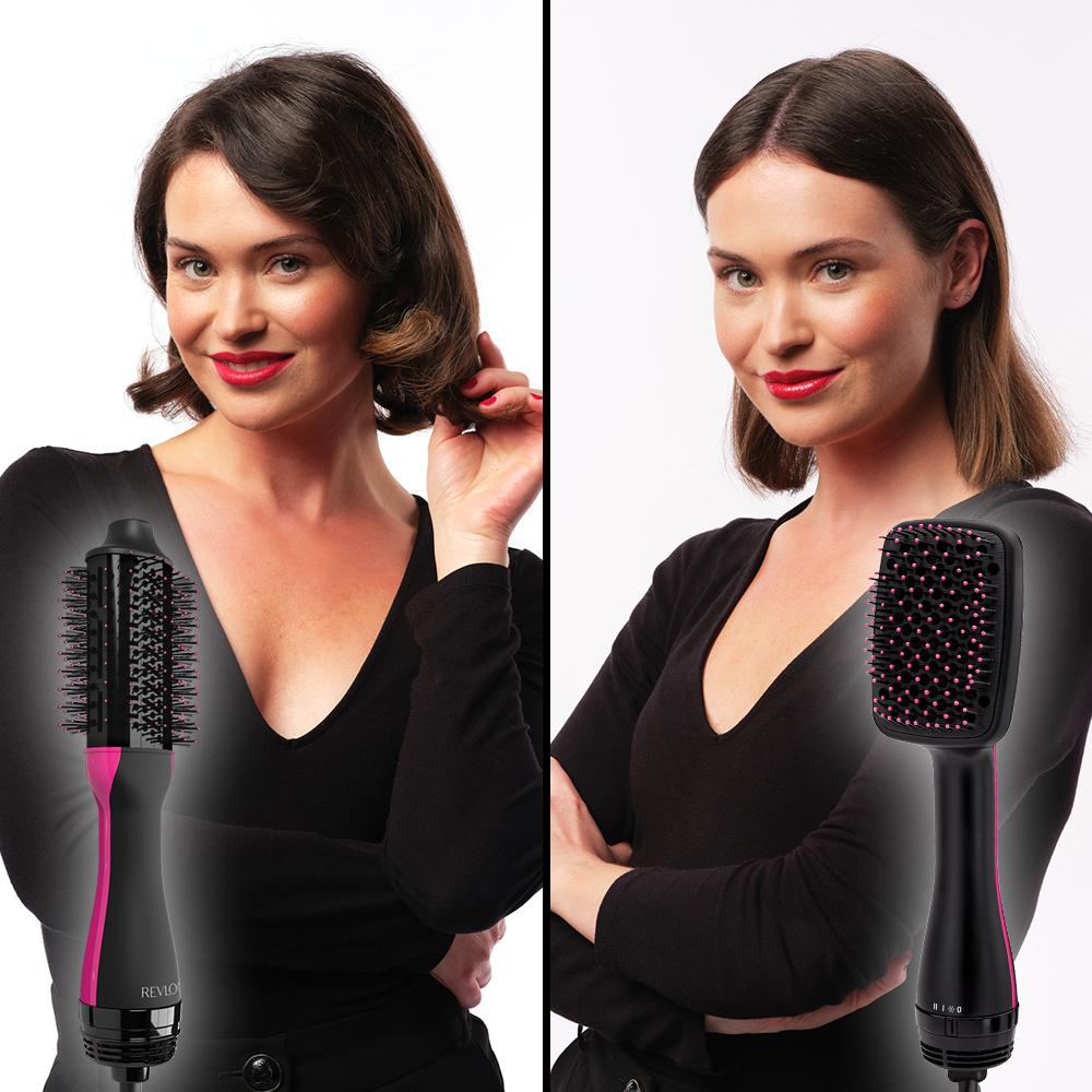 Zwei Frauen mit Haarstyling-Tools. Eine mit Lockenstab, die andere mit Bürste.