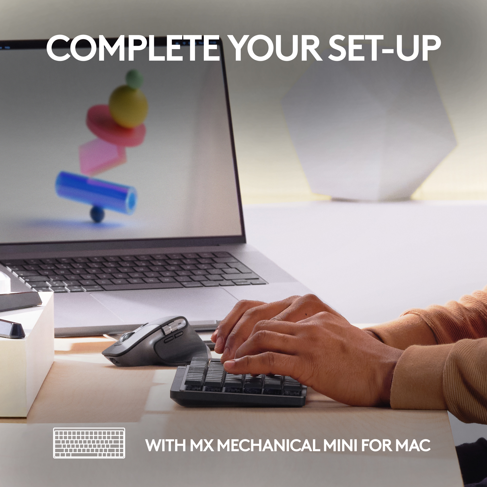 Hände tippen auf einer schwarzen Tastatur und benutzen eine weiße ergonomische Maus. Ein Laptop im Hintergrund.