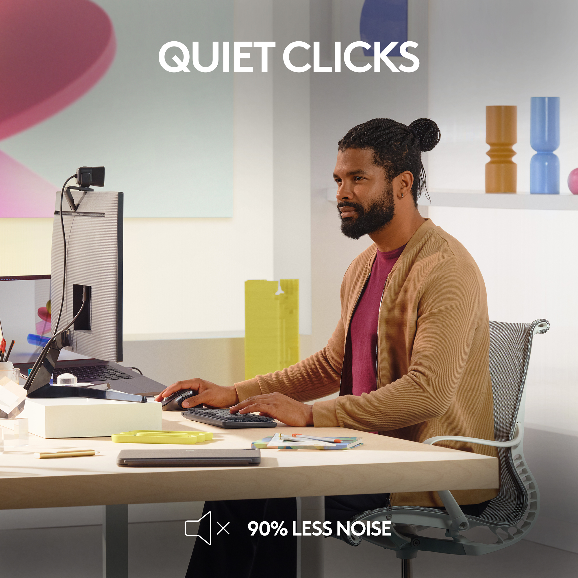 Ein Mann mit Bart benutzt einen Computer. Der Text oben lautet QUIET CLICKS.
