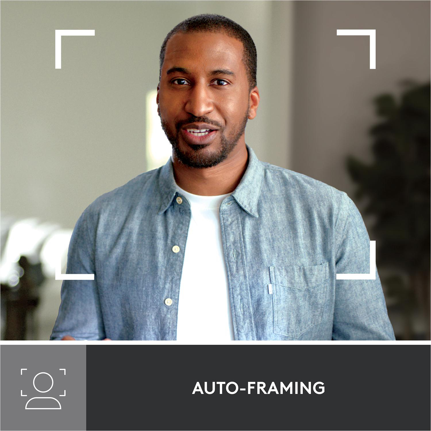 Mann mit blauem Hemd lächelt, umrahmt von Auto-Framing-Indikatoren. Text: 'AUTO-FRAMING'.