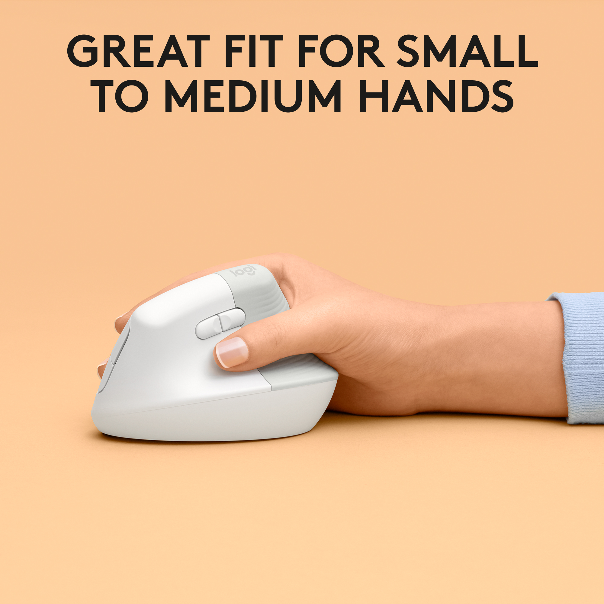 Eine Hand, die eine weiße ergonomische Maus auf Pfirsichgrund hält.