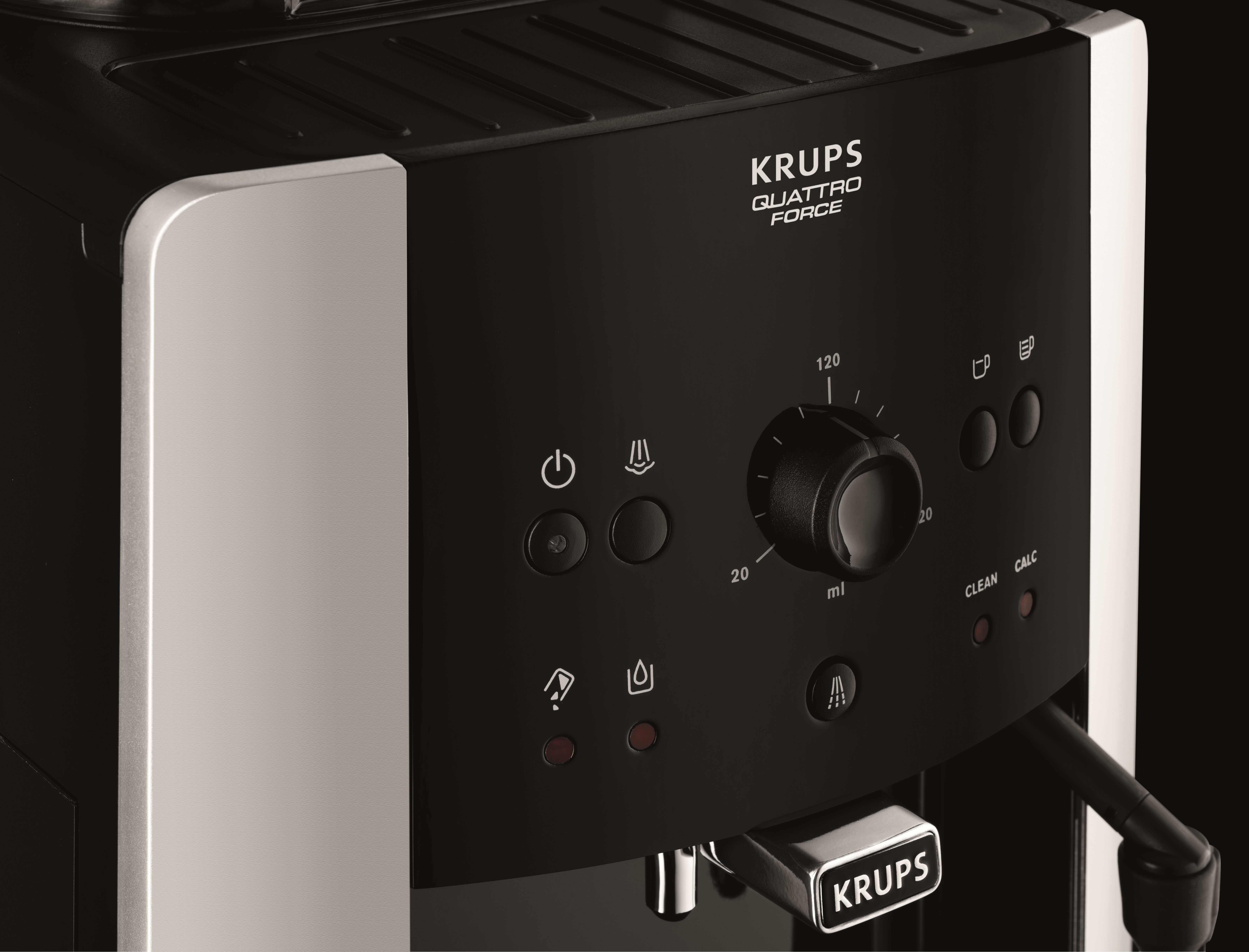 Primer plano de una cafetera Krups negra y plateada con botones y dial.