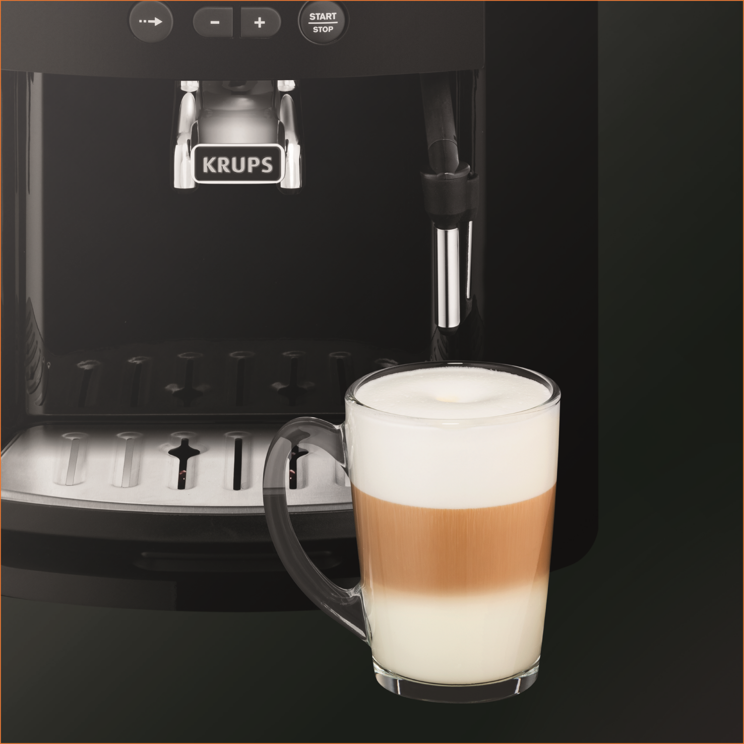 Máquina de espresso con un latte en un vaso, fondo oscuro.