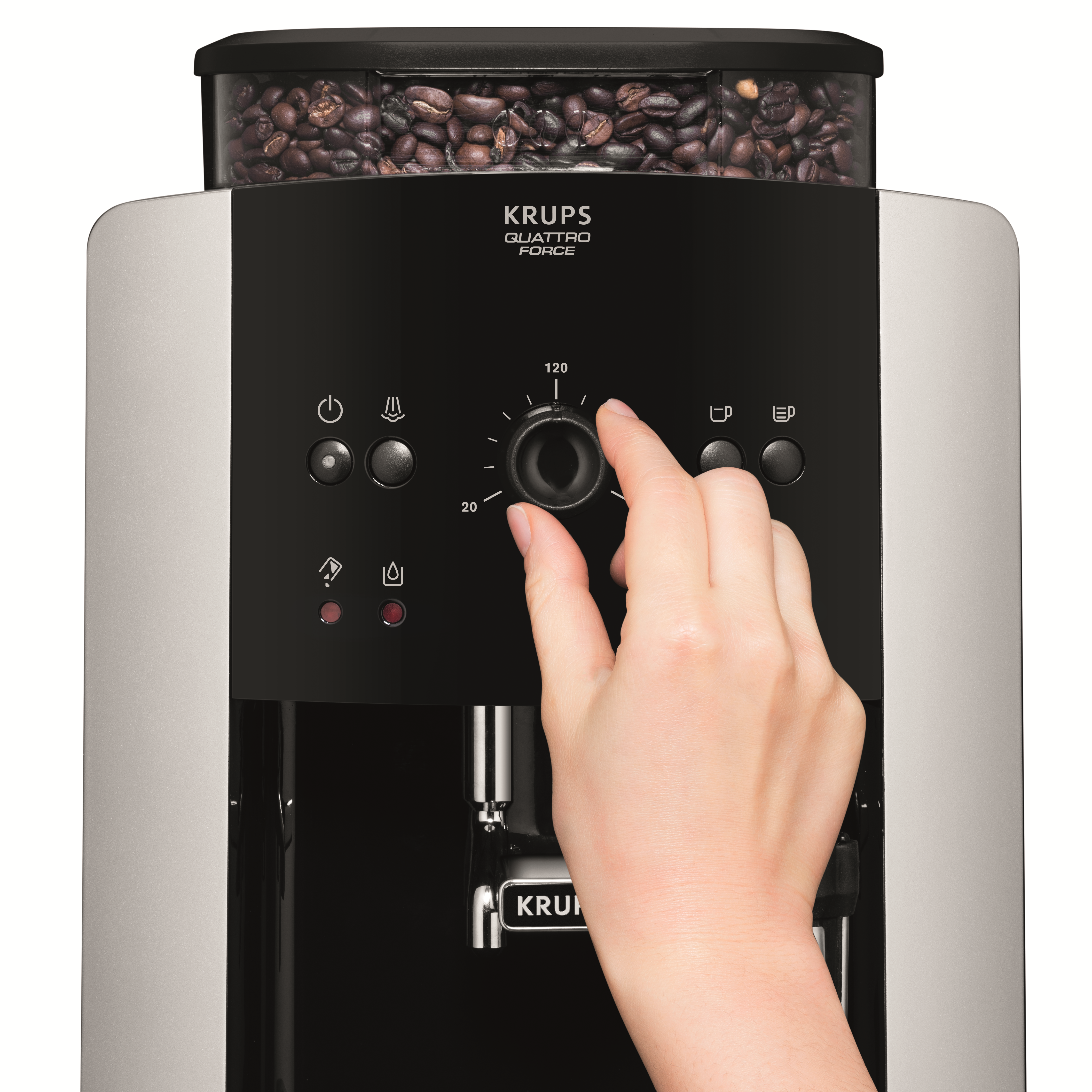 Mano de una persona ajustando el dial de intensidad del café en una cafetera KRUPS Quattro Force.