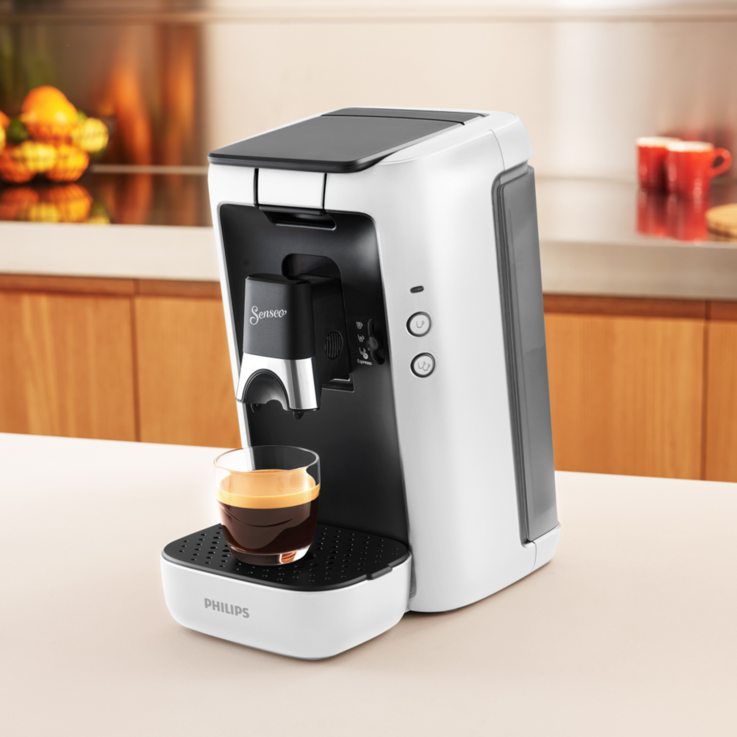Wit en zwart Senseo koffiezetapparaat met koffie, op een aanrecht.