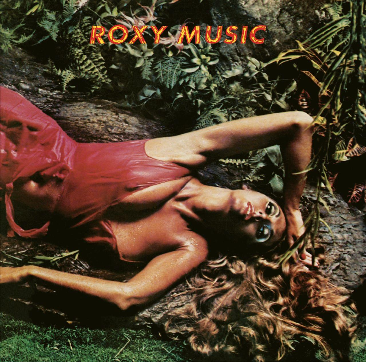Egy nő piros ruhában egy farönkön, zöld növényekkel körülvéve. A Roxy Music logója felül.