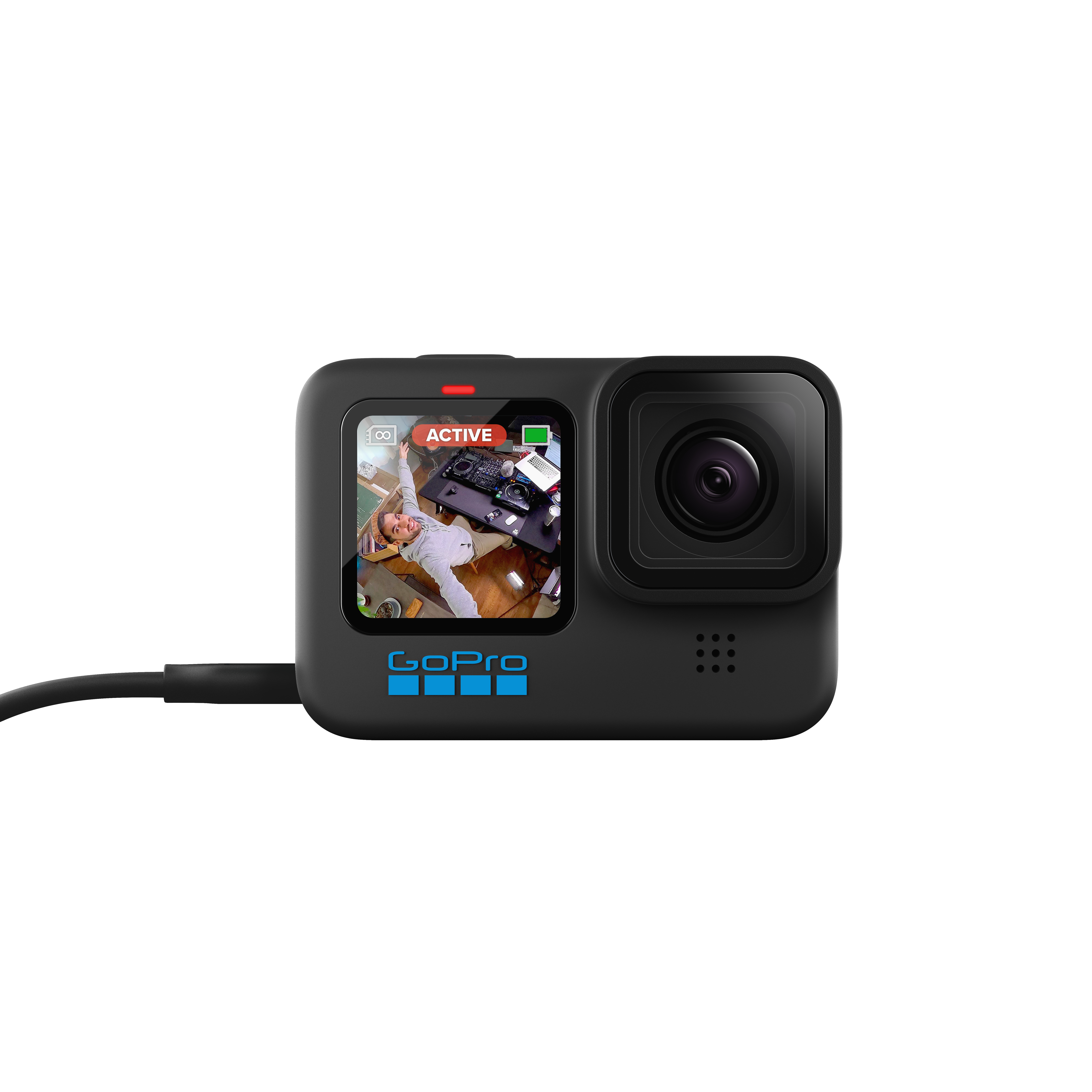 Schwarze GoPro Kamera mit Bildschirm, der eine aktive Aufnahme zeigt. Ein schwarzes Kabel ist angeschlossen.
