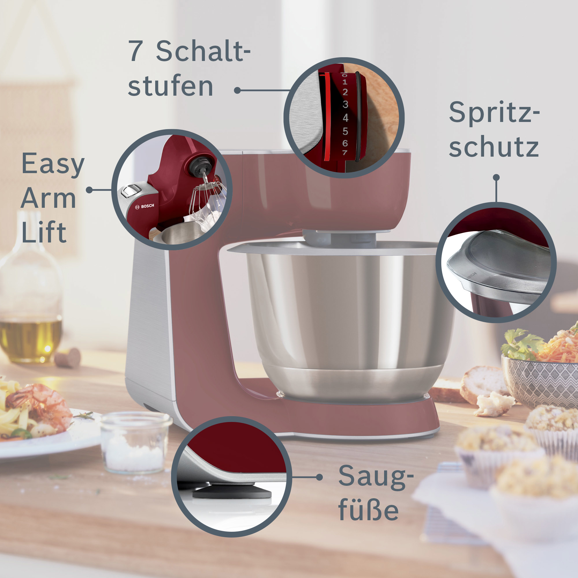 Mixeur de cuisine rouge et argenté avec accessoires et détails. Cadre de cuisine en arrière-plan.