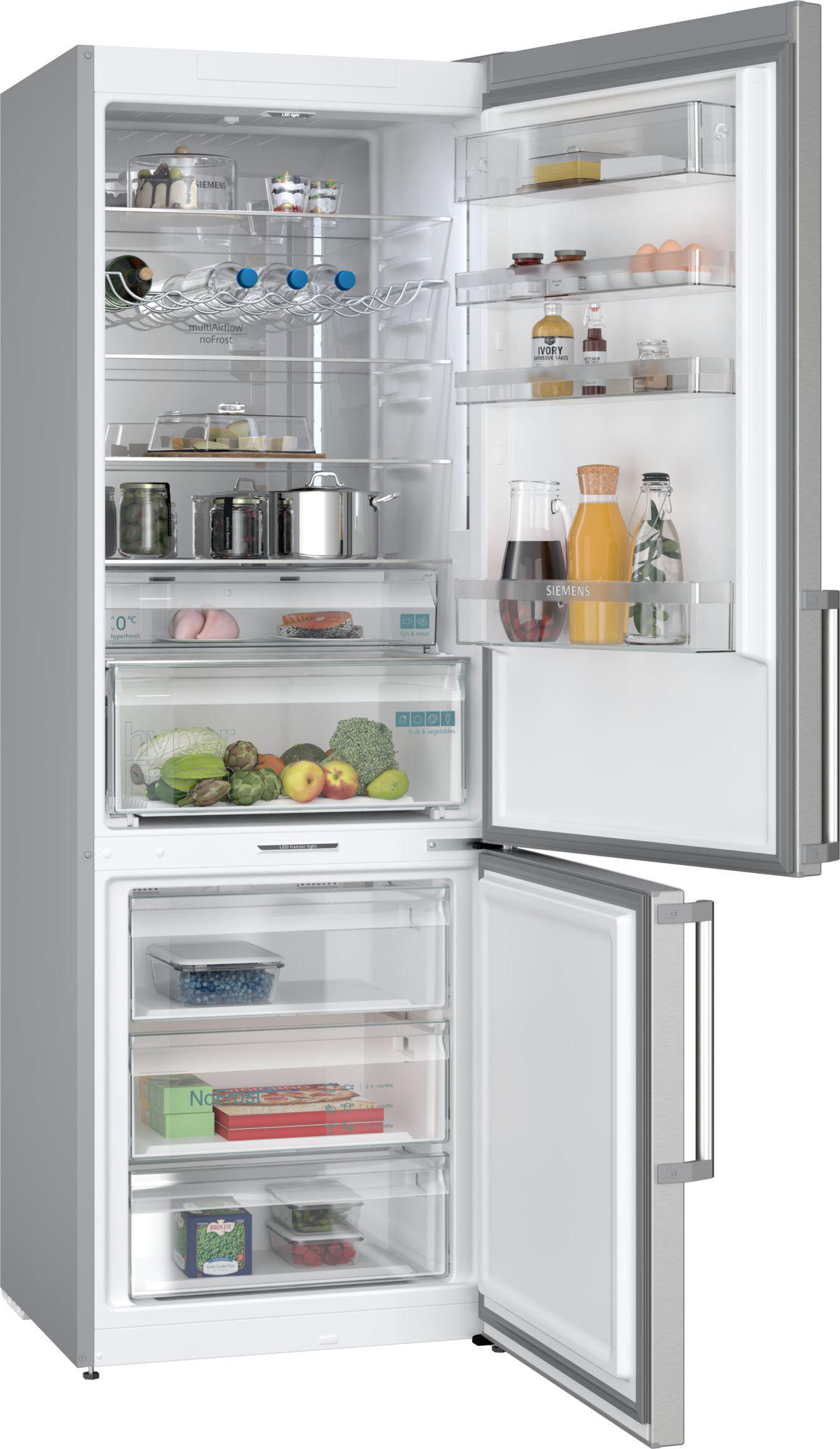 Offener Kühlschrank mit Lebensmitteln in den Regalen. Edelstahl-Außenbereich mit silbernem Griff.
