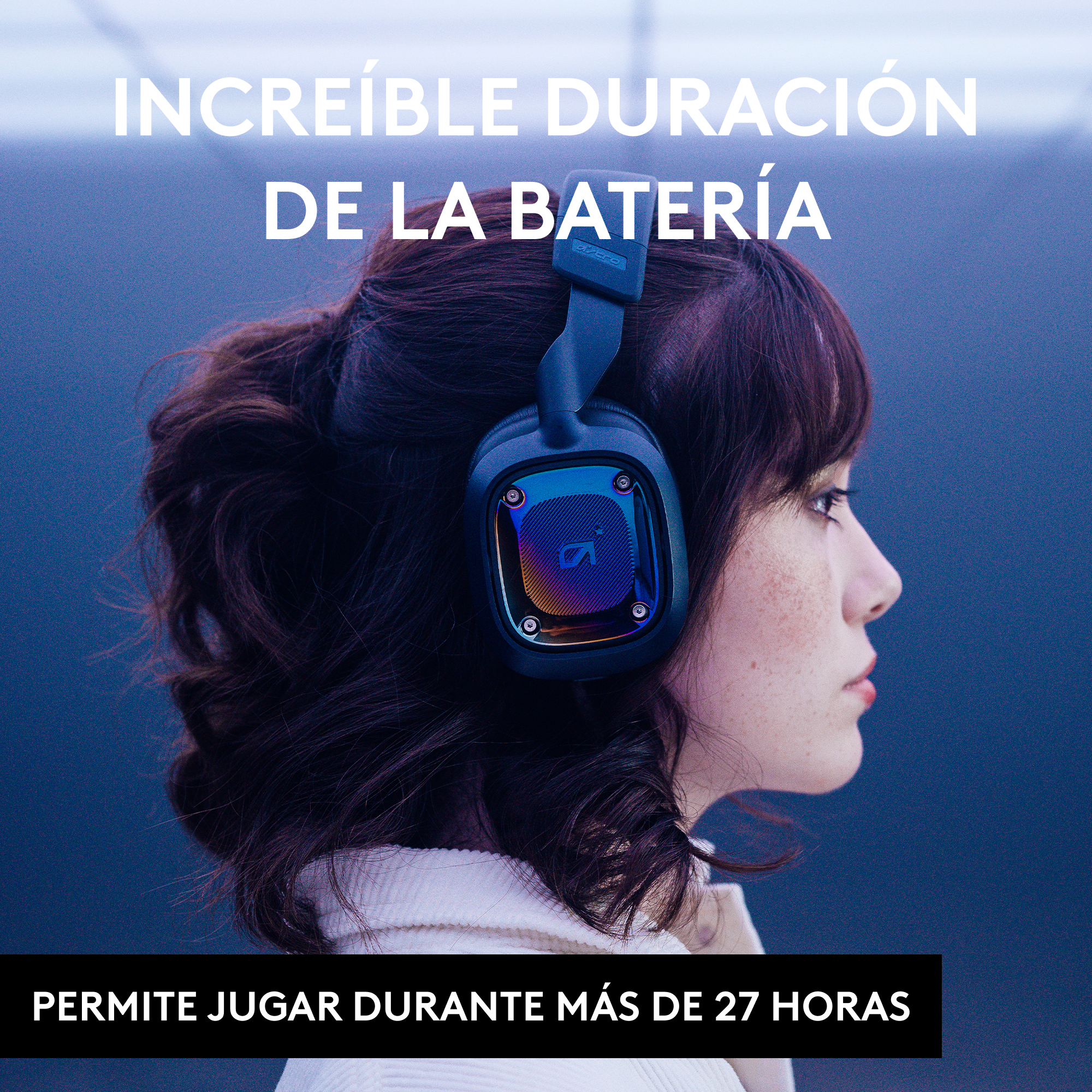 Mujer con auriculares para juegos azules. Titular: 'DURACIÓN DE BATERÍA INCREÍBLE'. Perfil.