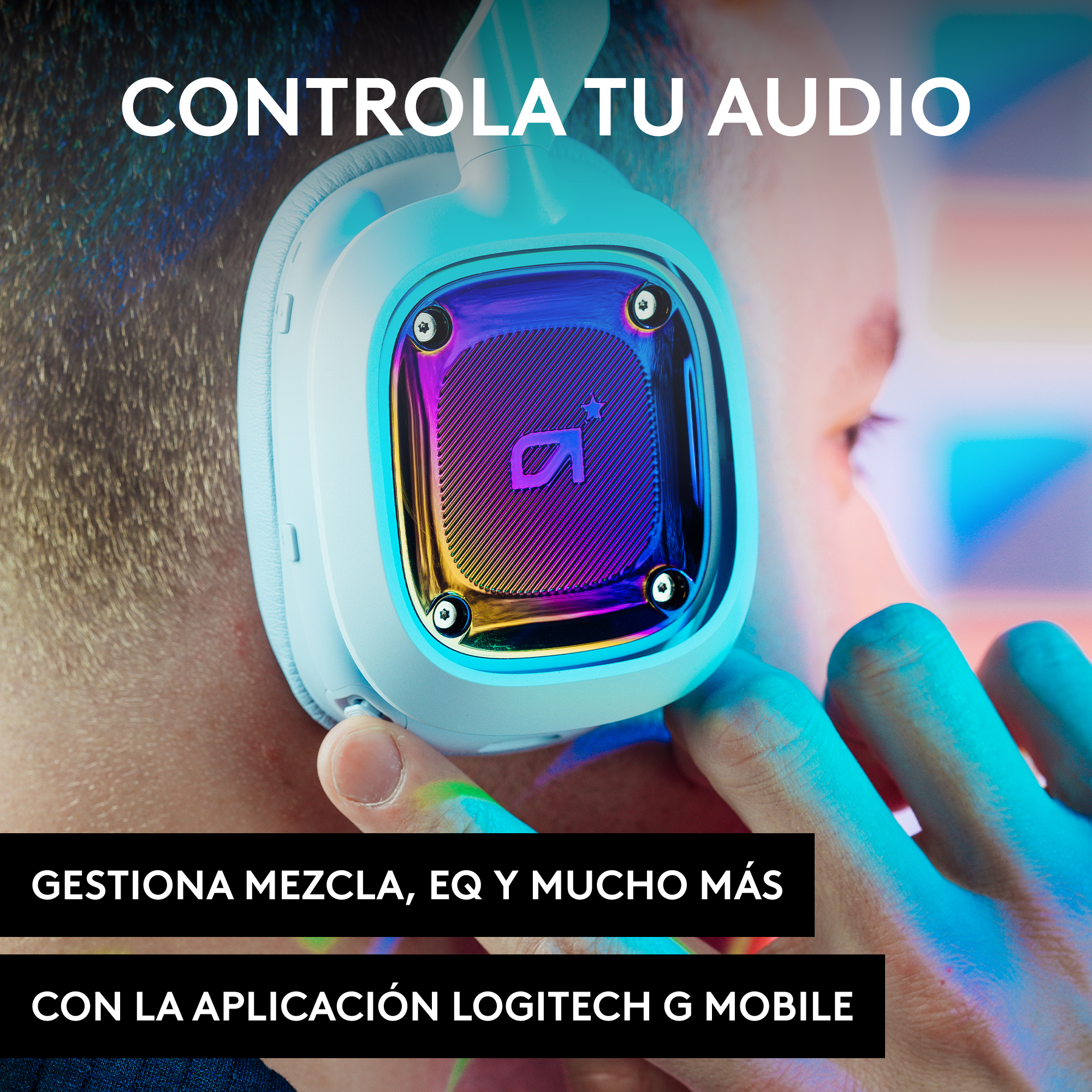 Persona usando auriculares blancos y verde azulado, luces coloridas reflejadas. El texto dice: CONTROLA TU AUDIO.