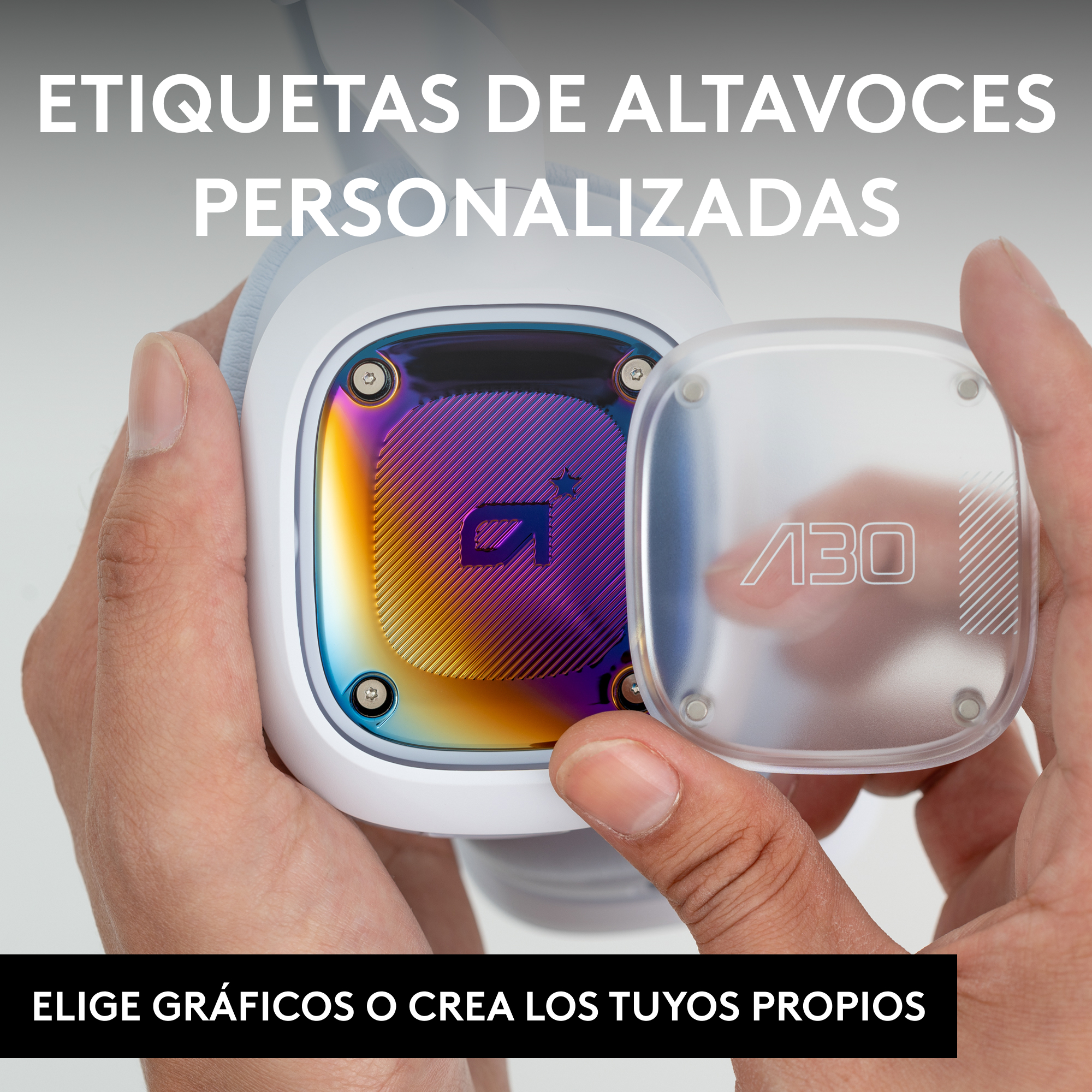 Manos sosteniendo unos auriculares blancos y transparentes. Texto: Etiquetas de altavoces personalizadas. Elige gráficos o crea los tuyos.