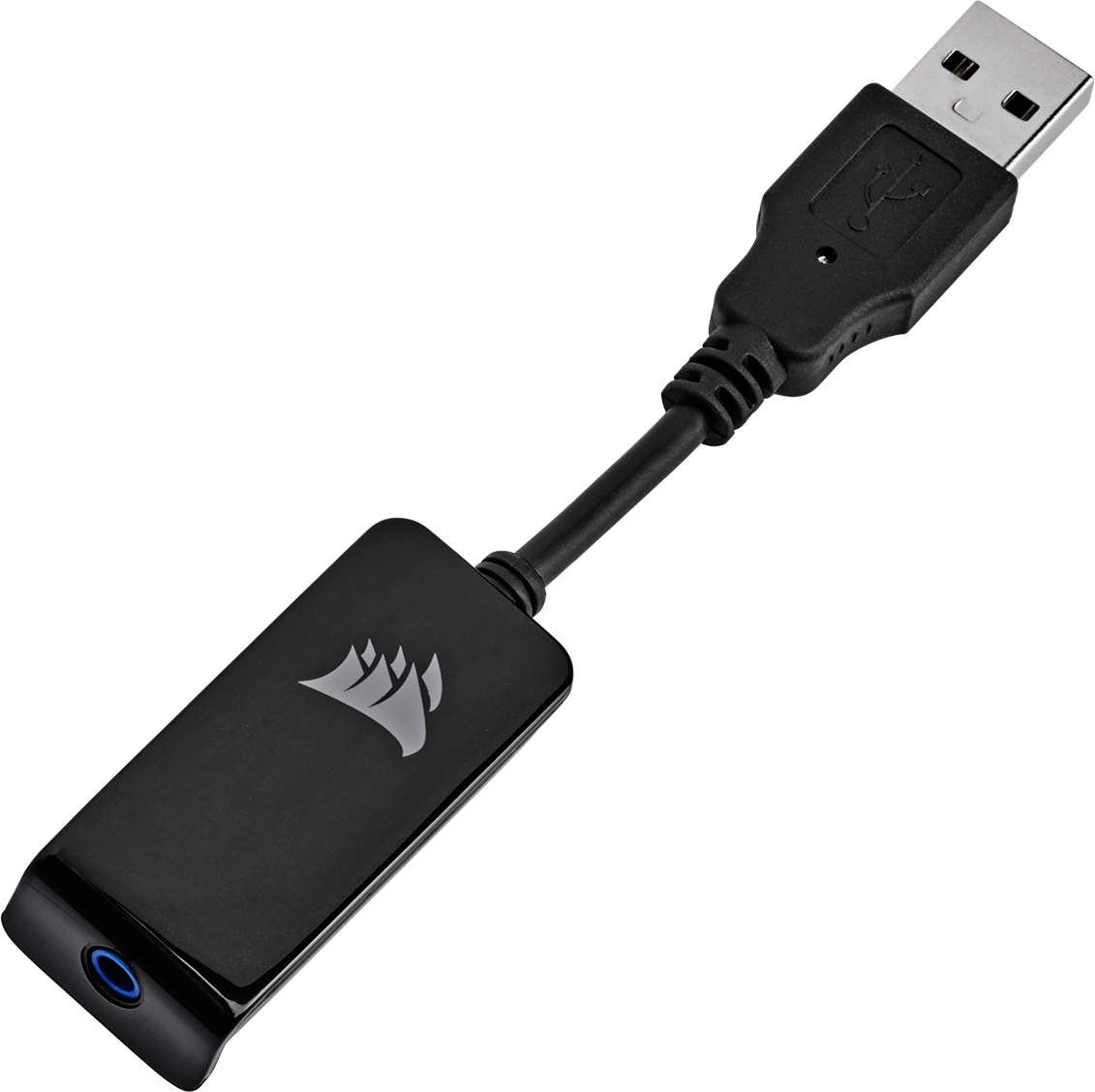 Fekete USB kábel Corsair logóval. Egy fekete téglalap alakú adapterhez csatlakozik.