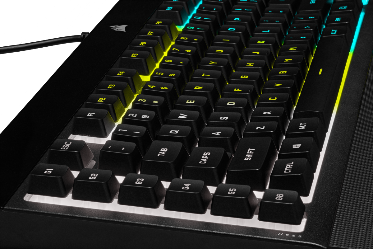 Egy testreszabható RGB világítással ellátott fekete gamer billentyűzet közeli képe, amely bemutatja a funkciógombjait és az elrendezését.