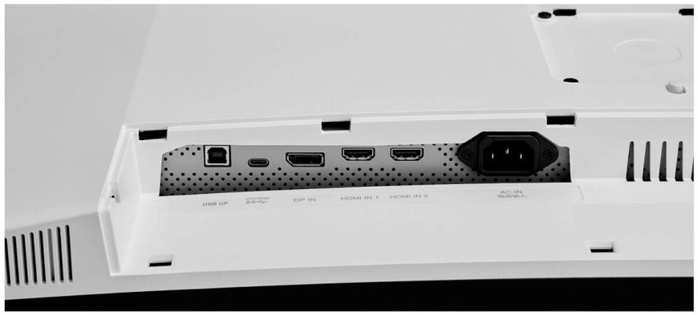 Vue arrière d'un moniteur blanc avec plusieurs ports étiquetés USB, HDMI et plus encore.