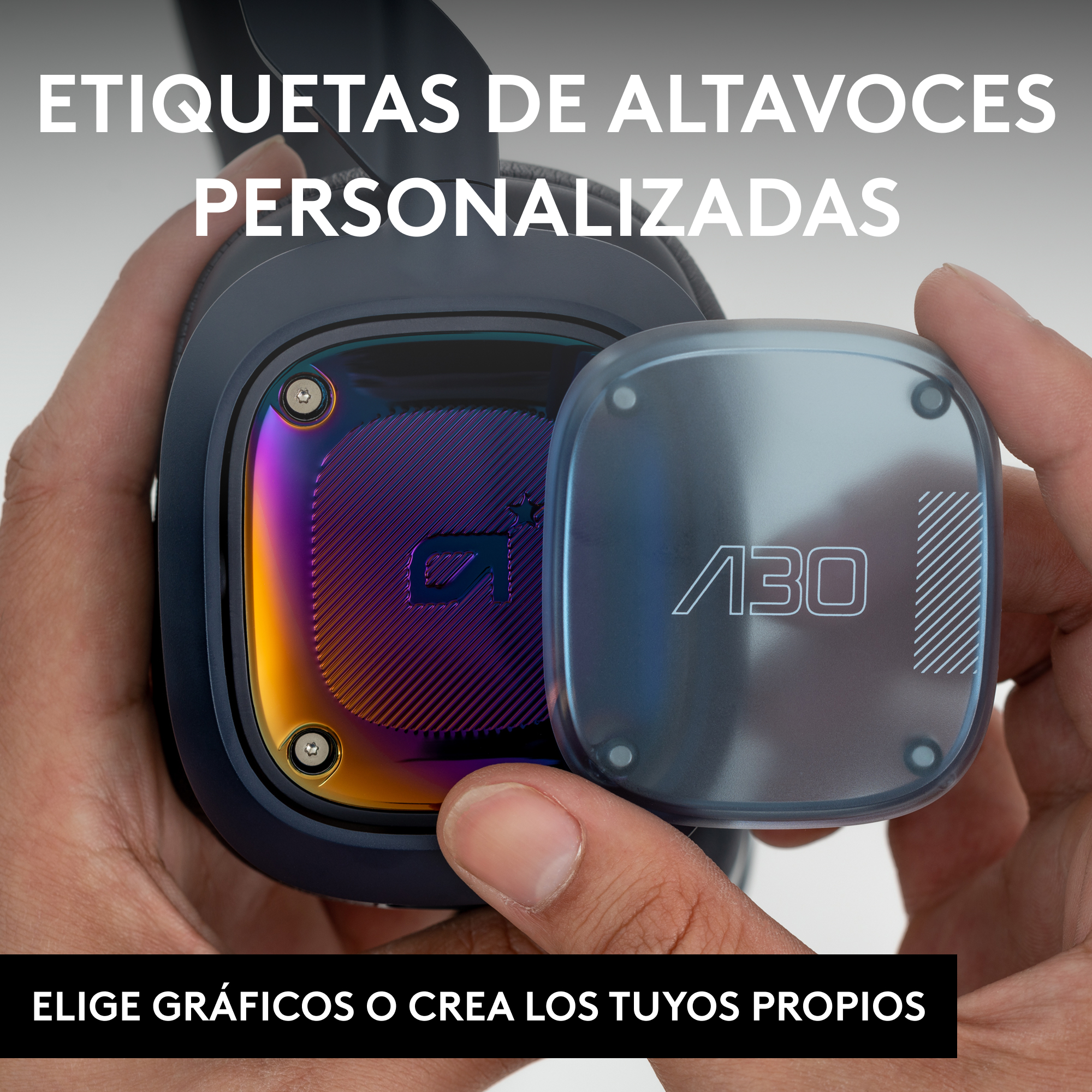 Manos sosteniendo auriculares con etiquetas personalizadas. Texto: 'Etiquetas personalizadas'.