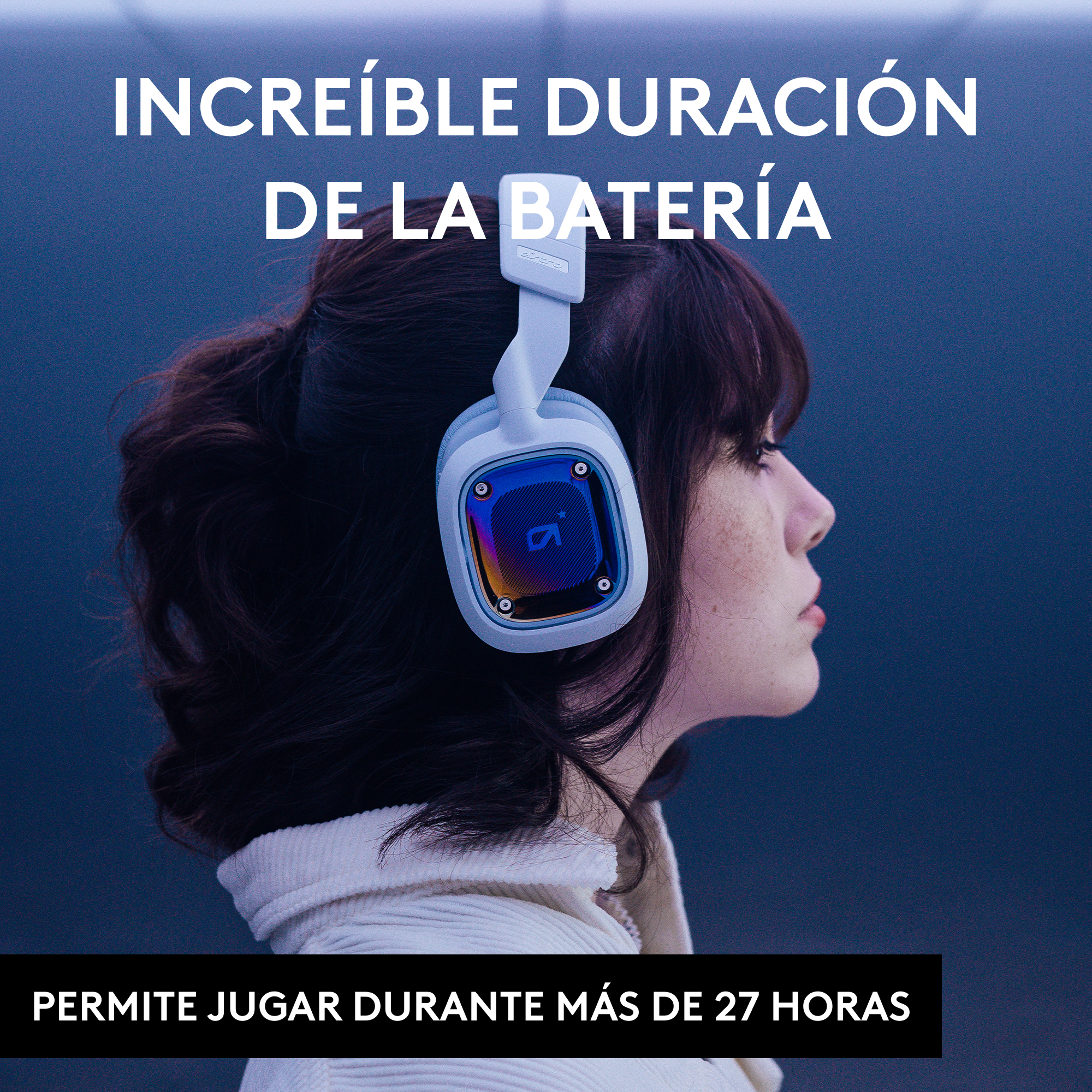 Mujer con auriculares blancos, texto: Increíble duración de la batería, juega más de 27 horas.