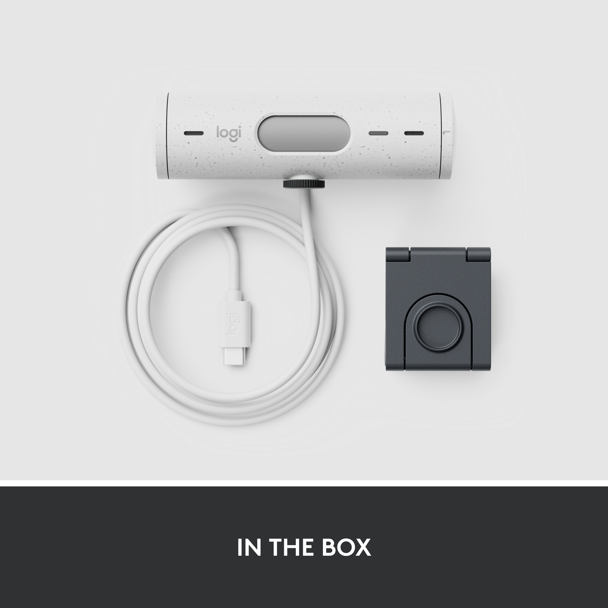 Une webcam blanche avec un câble et un support noir, étiquetée 'IN THE BOX'.