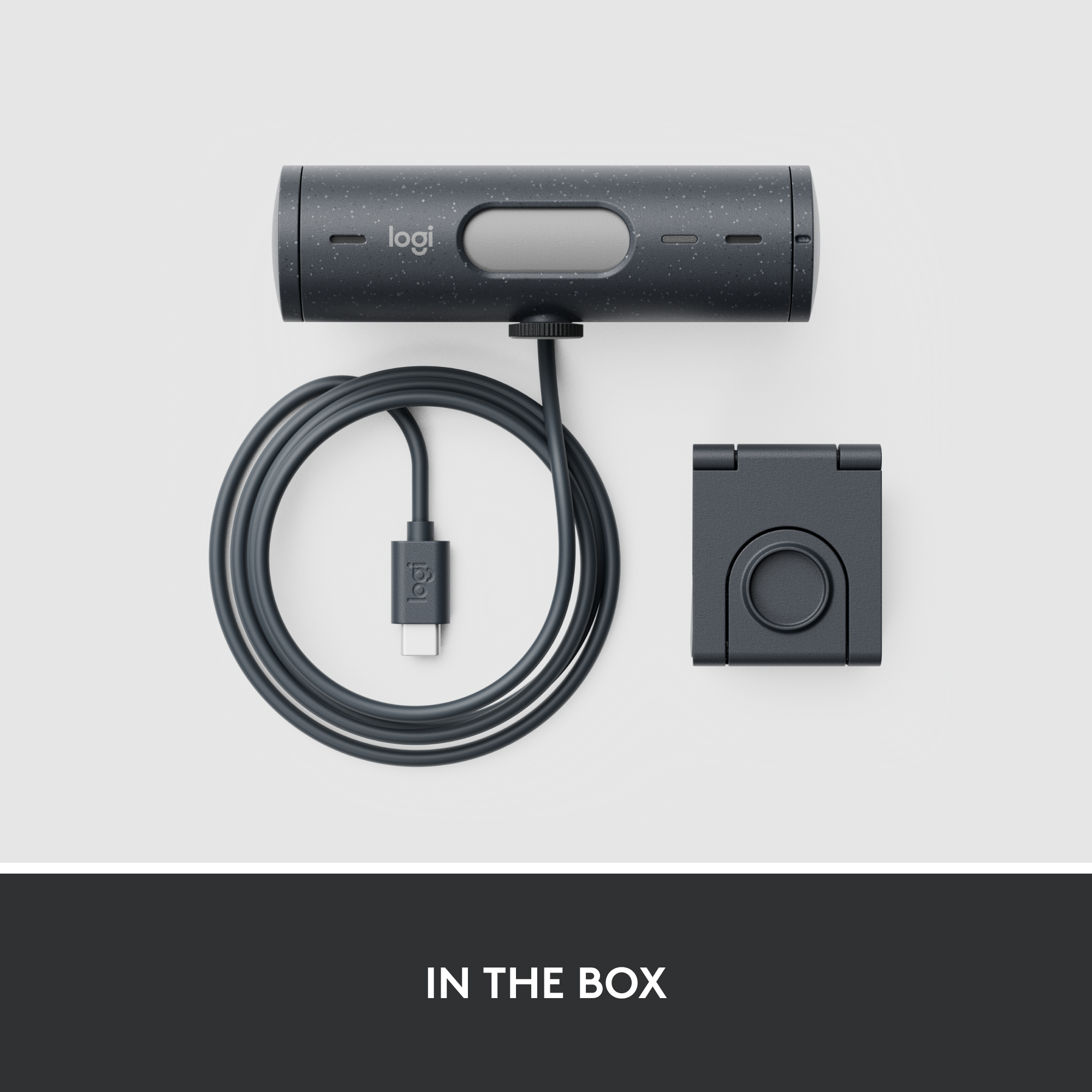 Webcam et support Logitech noirs. Câble USB connecté.