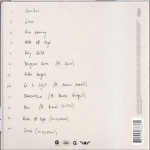 Rückseite einer CD mit handgeschriebenen Songtiteln auf weißem Hintergrund. Ein Barcode und ein Etikett sind sichtbar.