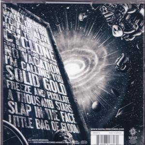 Album borító dalszöveggel és űrművészettel. A szöveg fehér, sötétkék háttéren. A kép egy CD.