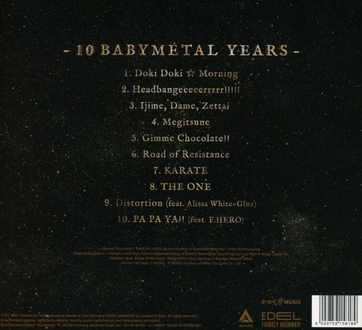 Albumcover mit Titelliste und Logo auf dunklem Hintergrund. Der Text ist weiß.