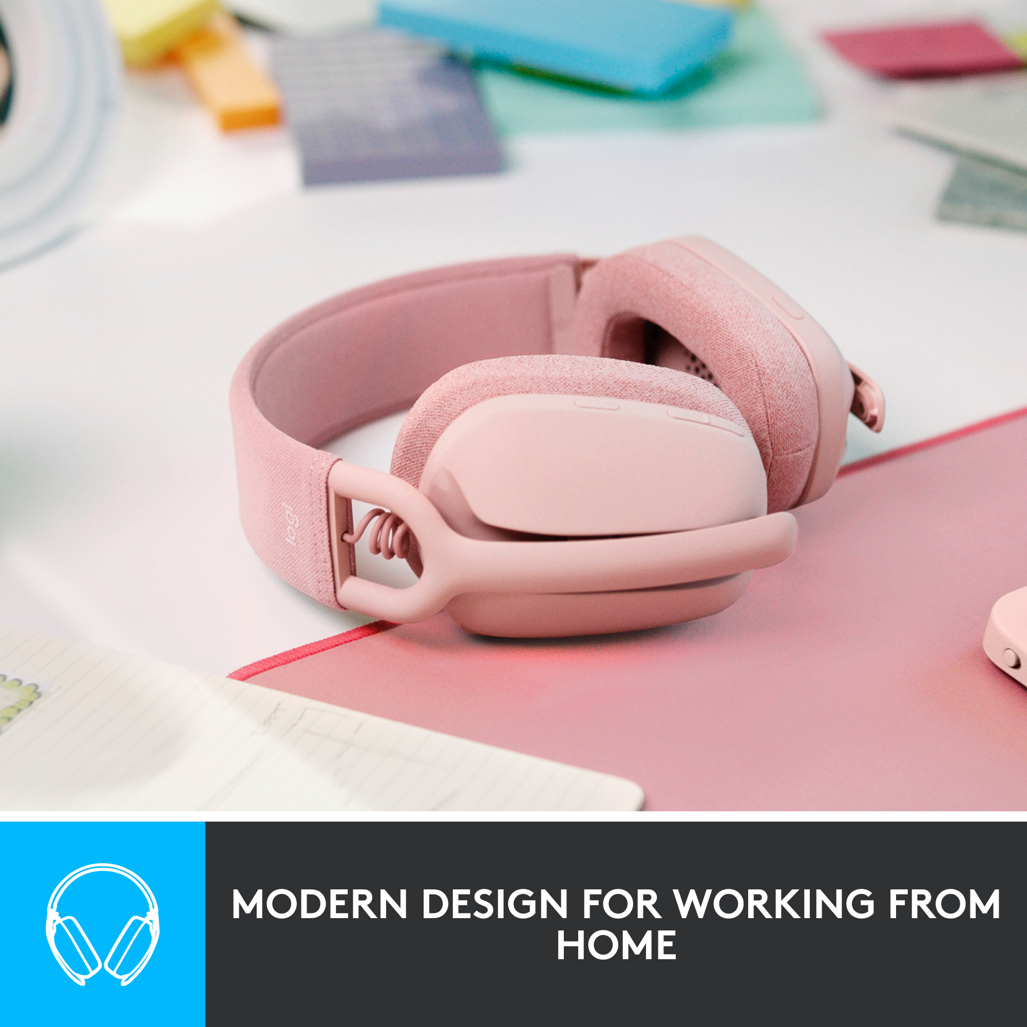 Rosafarbene kabellose Kopfhörer auf einer rosa Oberfläche mit Notizblock und Haftnotizen, Text: 'Modernes Design für Arbeit'.