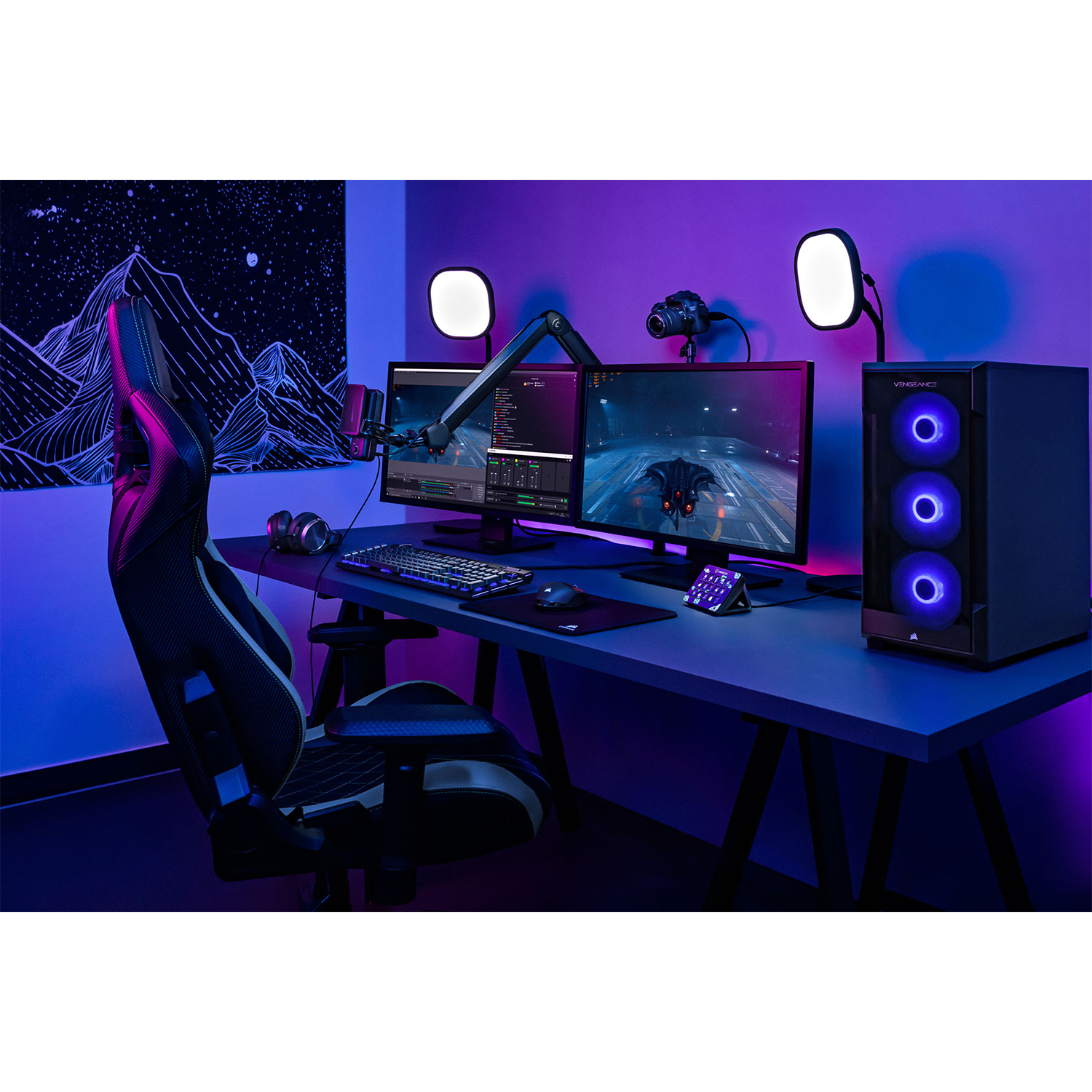 Configurazione gaming con monitor, PC, sedia e luci. La scena è illuminata con toni blu e viola.