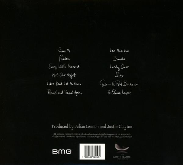 Dos d'un boîtier de CD avec titres de chansons manuscrits. Noms des artistes et producteurs visibles.