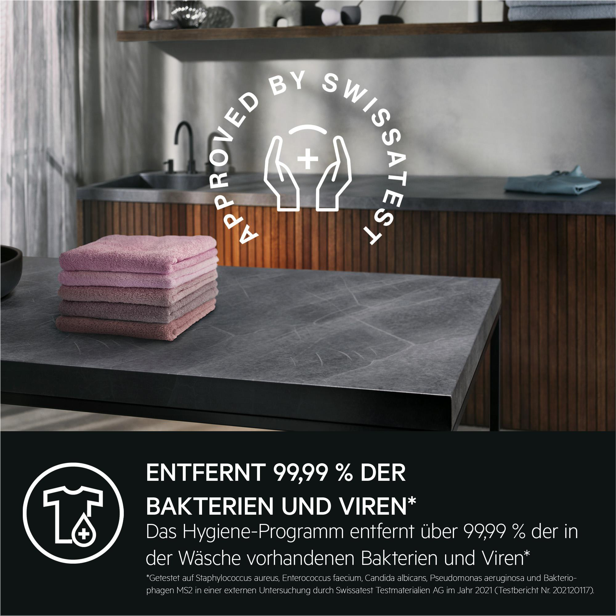 Ein Stapel Handtücher auf einer Theke mit einem Hygiene-Zulassungslogo.