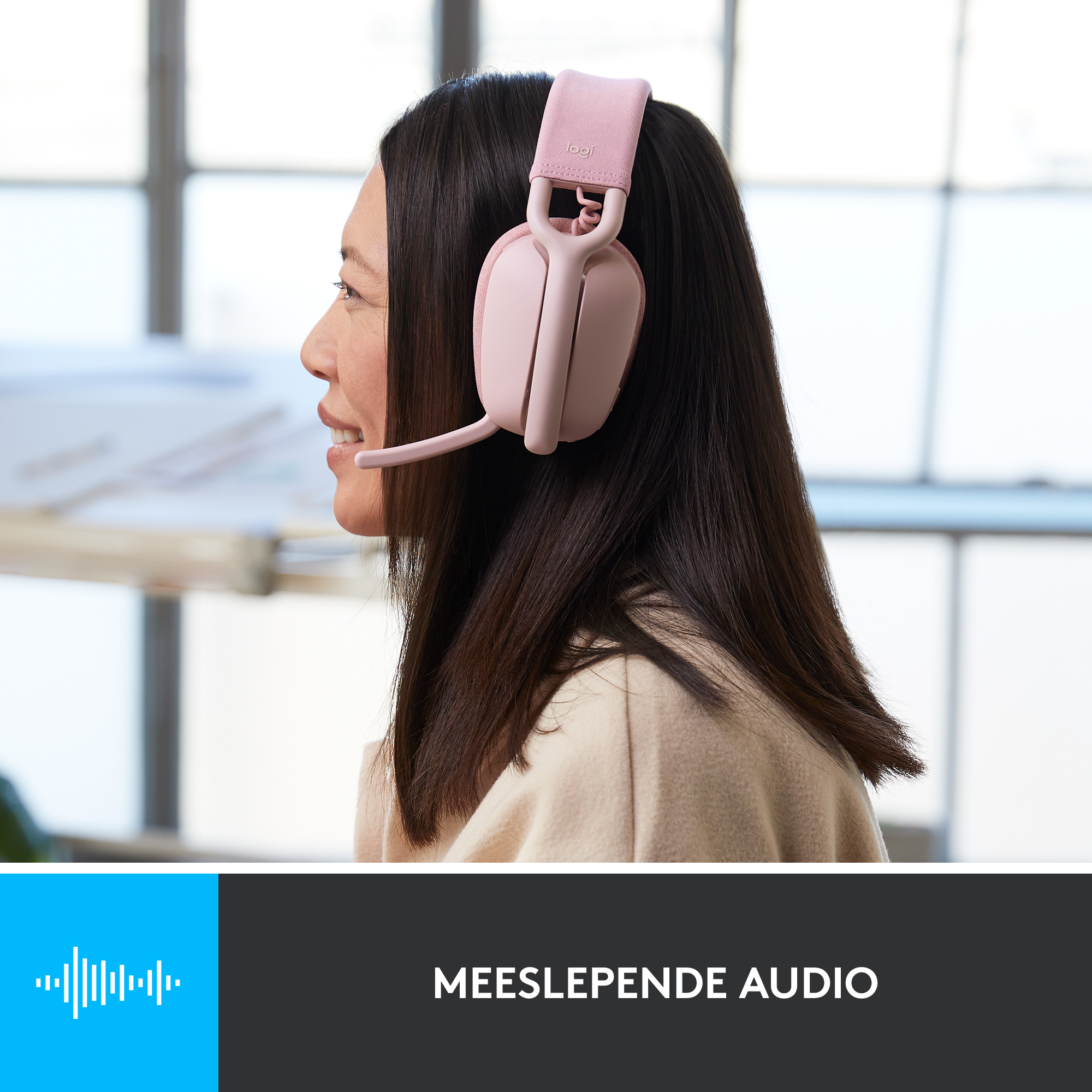 Vrouw met roze headset, microfoon zichtbaar. Tekst: 'Meeslepende audio'.