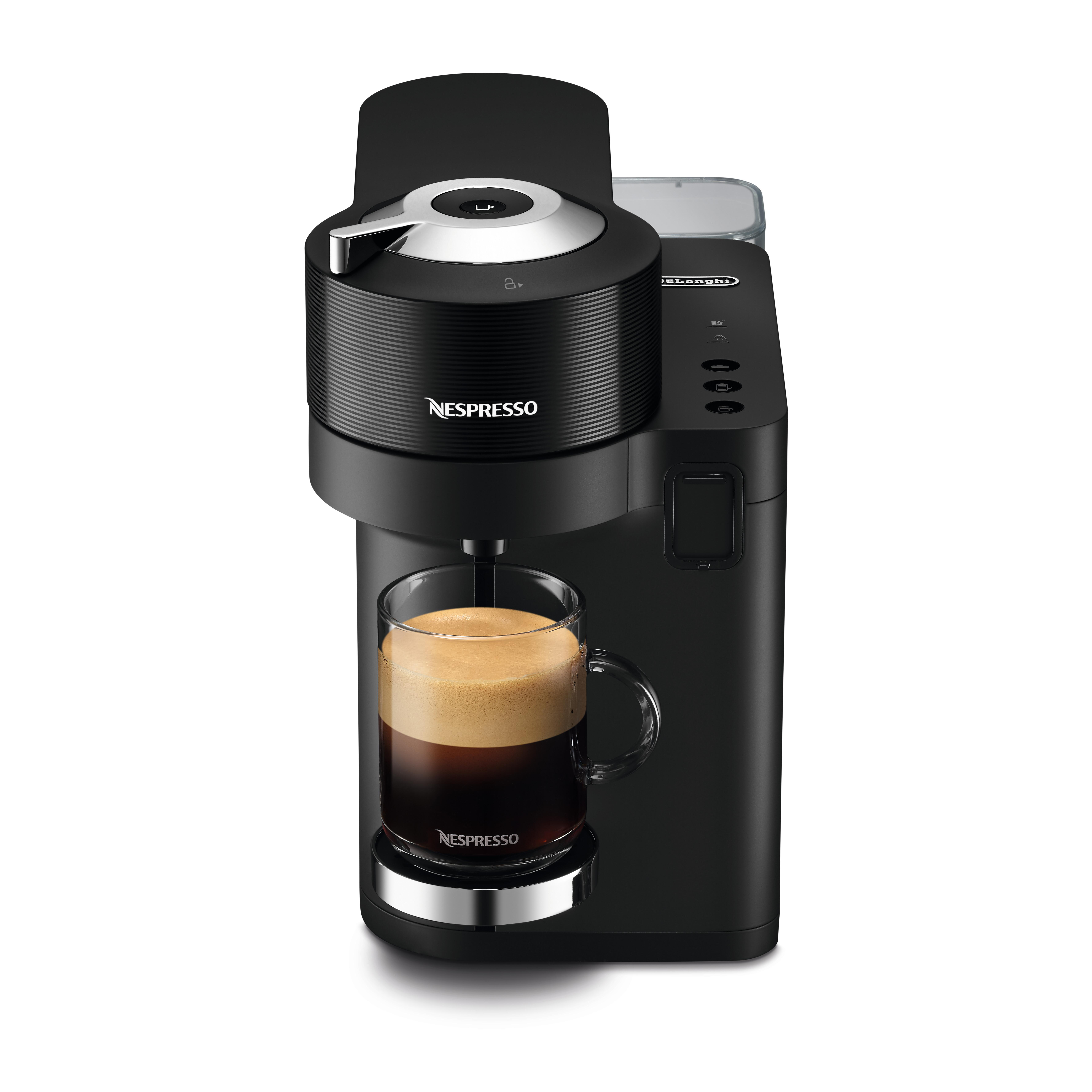 Schwarze Nespresso-Maschine mit Glasbecher. Kaffee wird gegossen. Weißer Hintergrund.