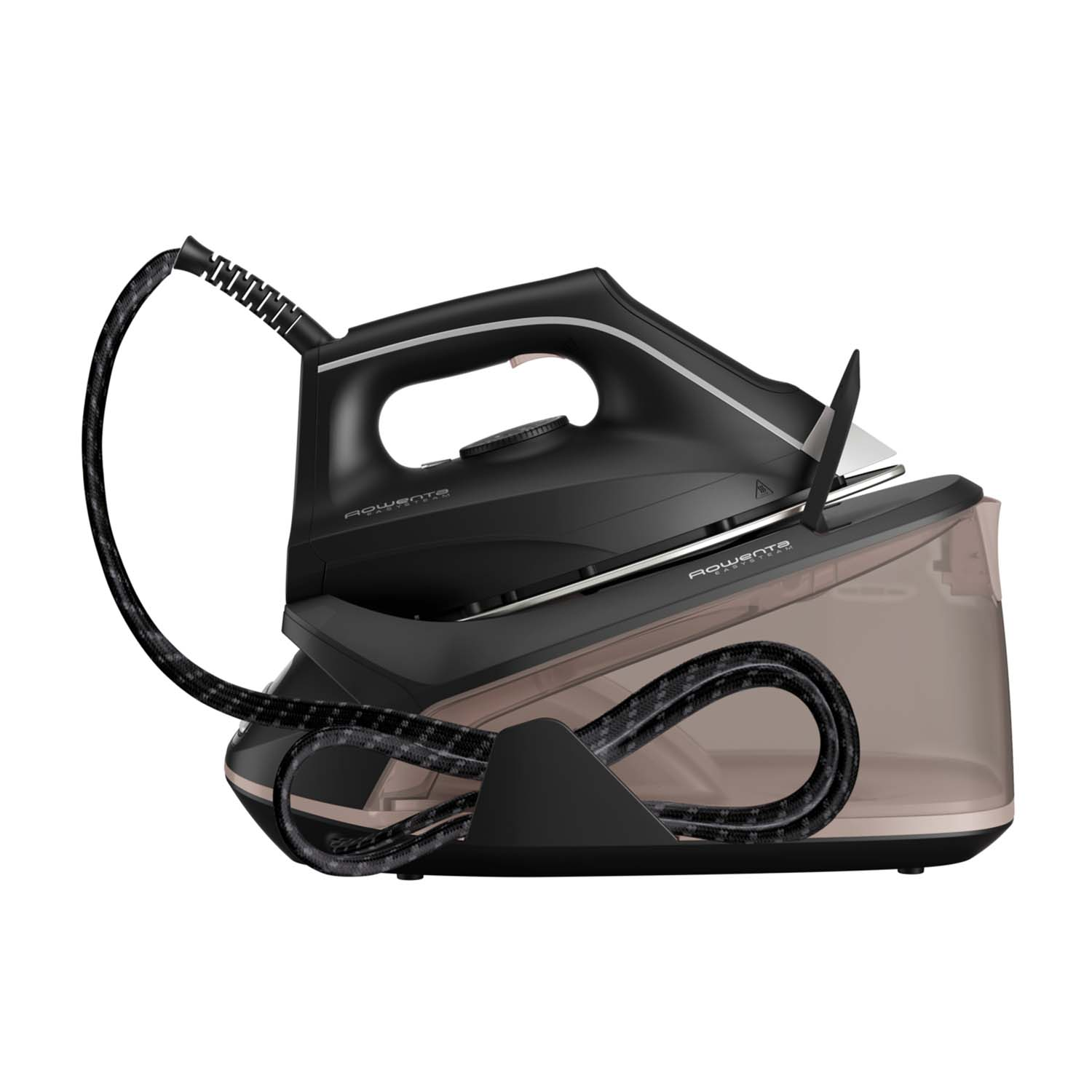 Un ferro da stiro nero con una base nera e beige e un cavo nero. È su uno sfondo bianco.
