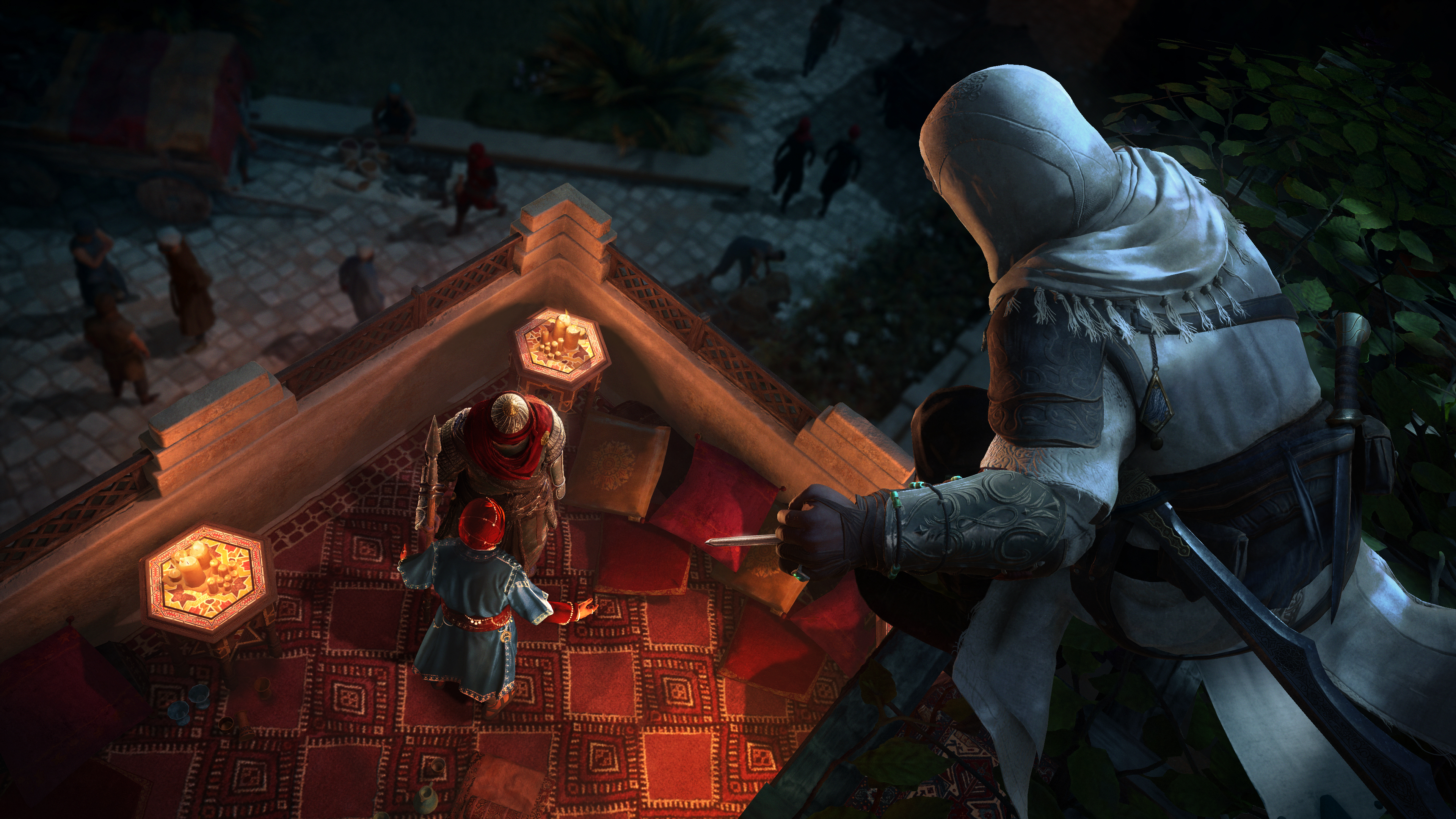 Scène d'Assassin's Creed : Assassin sur le toit, face à deux personnages. Scène de nuit avec torches et lanternes.