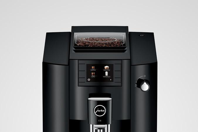 Schwarze Jura E6 Kaffeemaschine mit Bohnenbehälter und Digitalanzeige.
