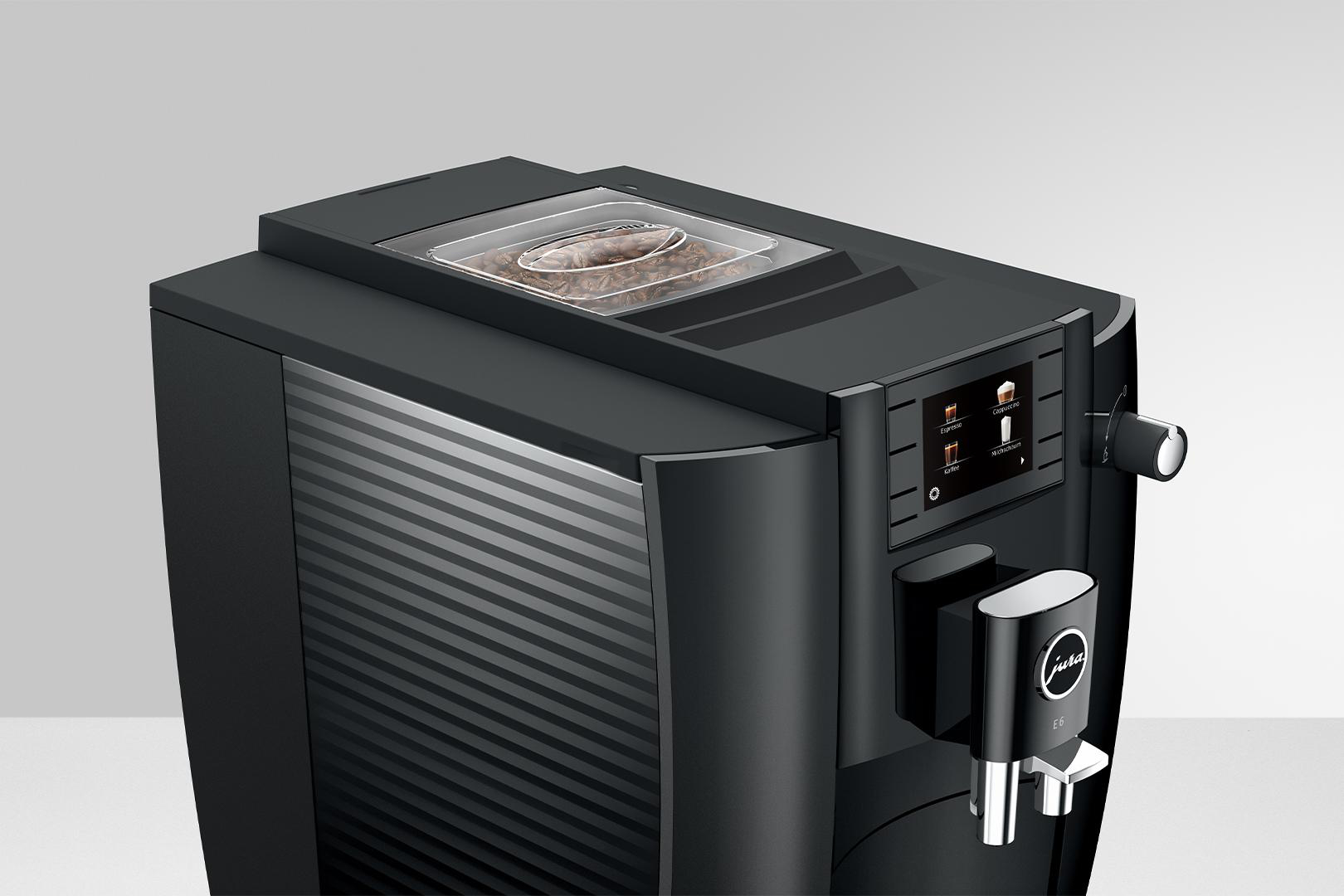 Eine schwarze Kaffeemaschine mit Bohnenbehälter und einem Display, mit einem schwarzen Auslauf.