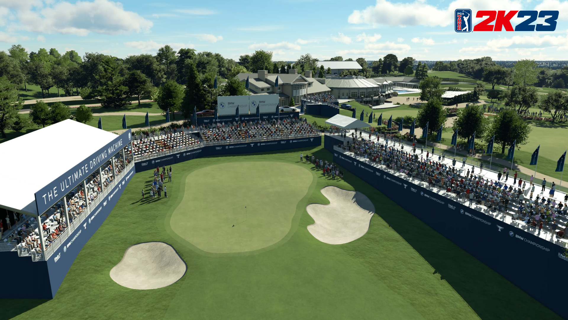 Vista dall'alto di un campo da golf, con spettatori, tribune e il logo del BMW Championship.