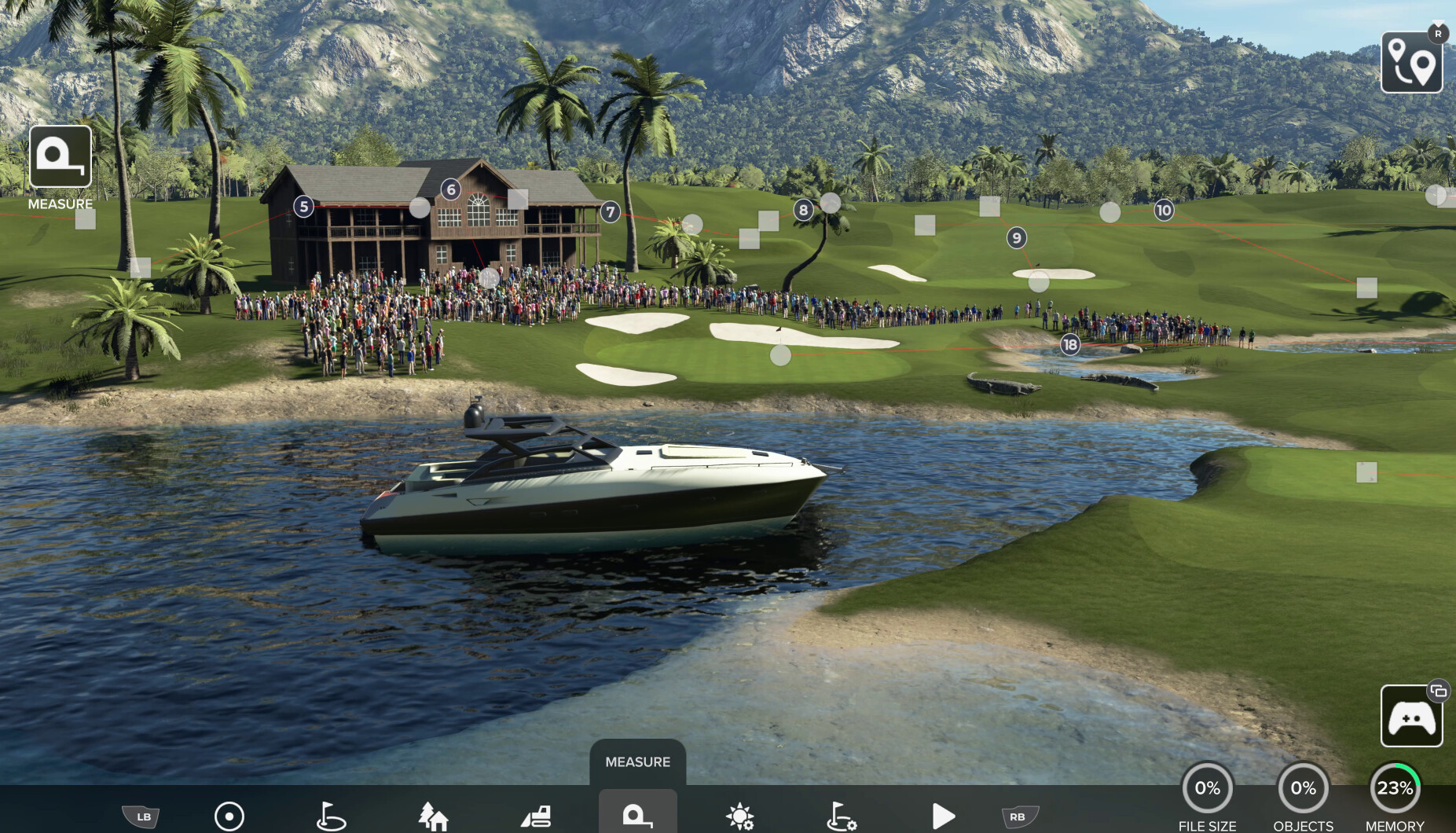 Scena di campo da golf con barca sull'acqua, persone sul campo e una club house.