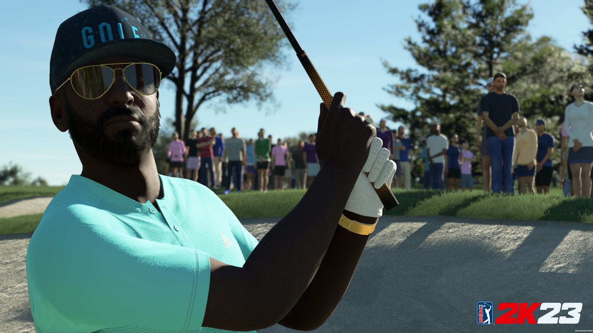 Un golfeur en lunettes de soleil et chemise bleue, visant le parcours de golf. Foule en arrière-plan.