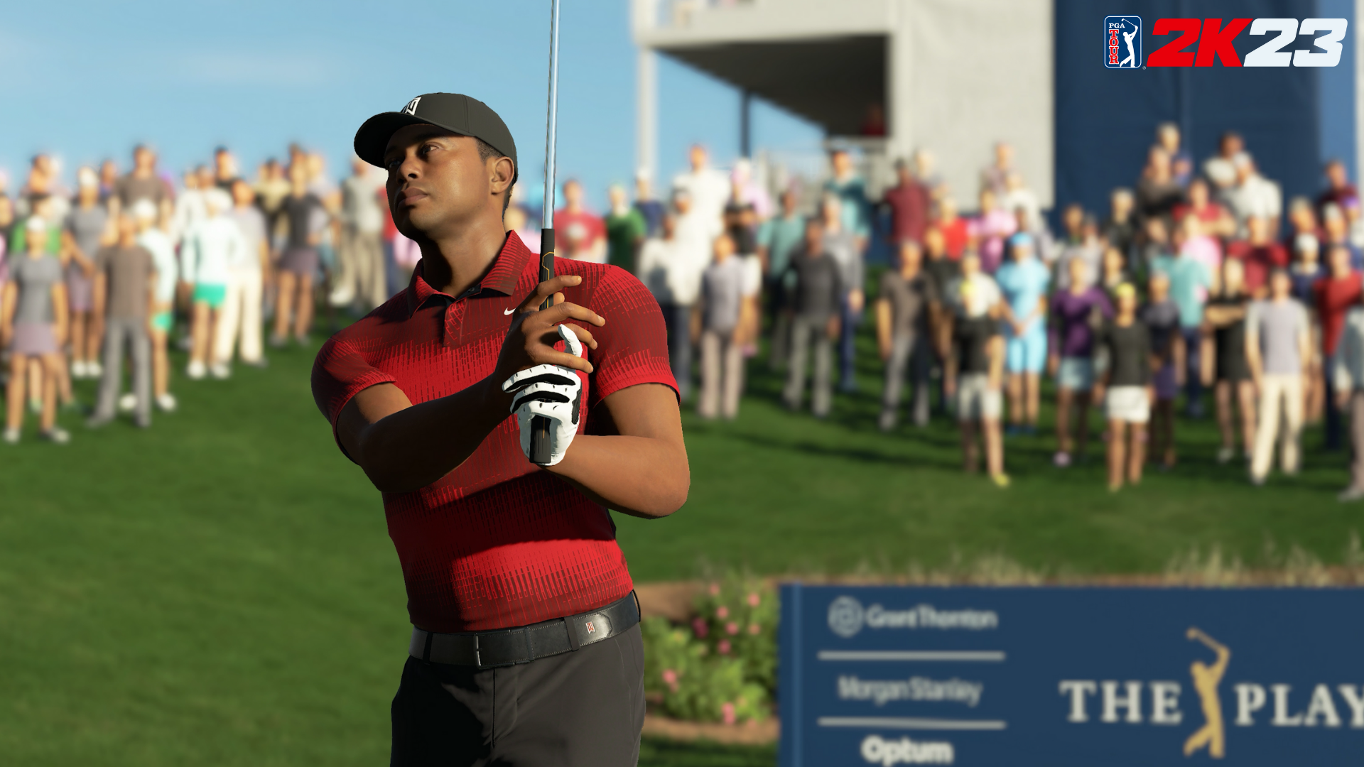 Tiger Woods dans un jeu de golf, balançant un club. Terrain vert et ciel en arrière-plan.