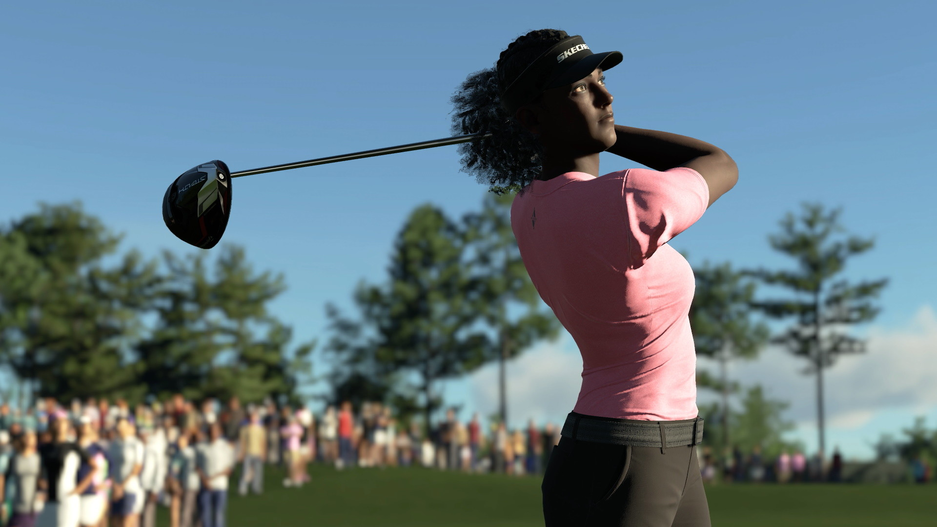 Una donna in un swing di golf, indossa una visiera e una camicia rosa su un campo verde.